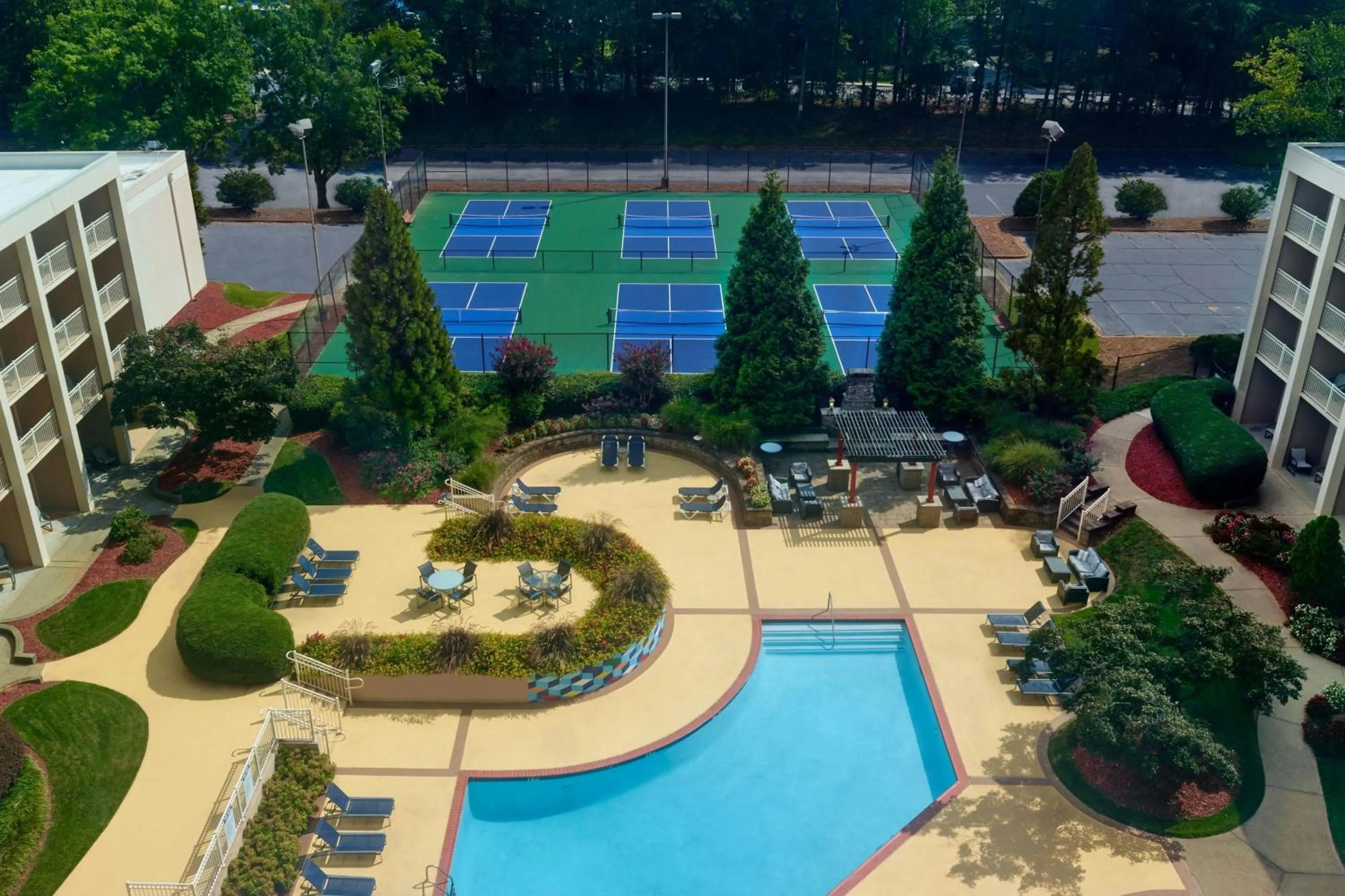 Swimming pool in Atlanta Airport Marriott