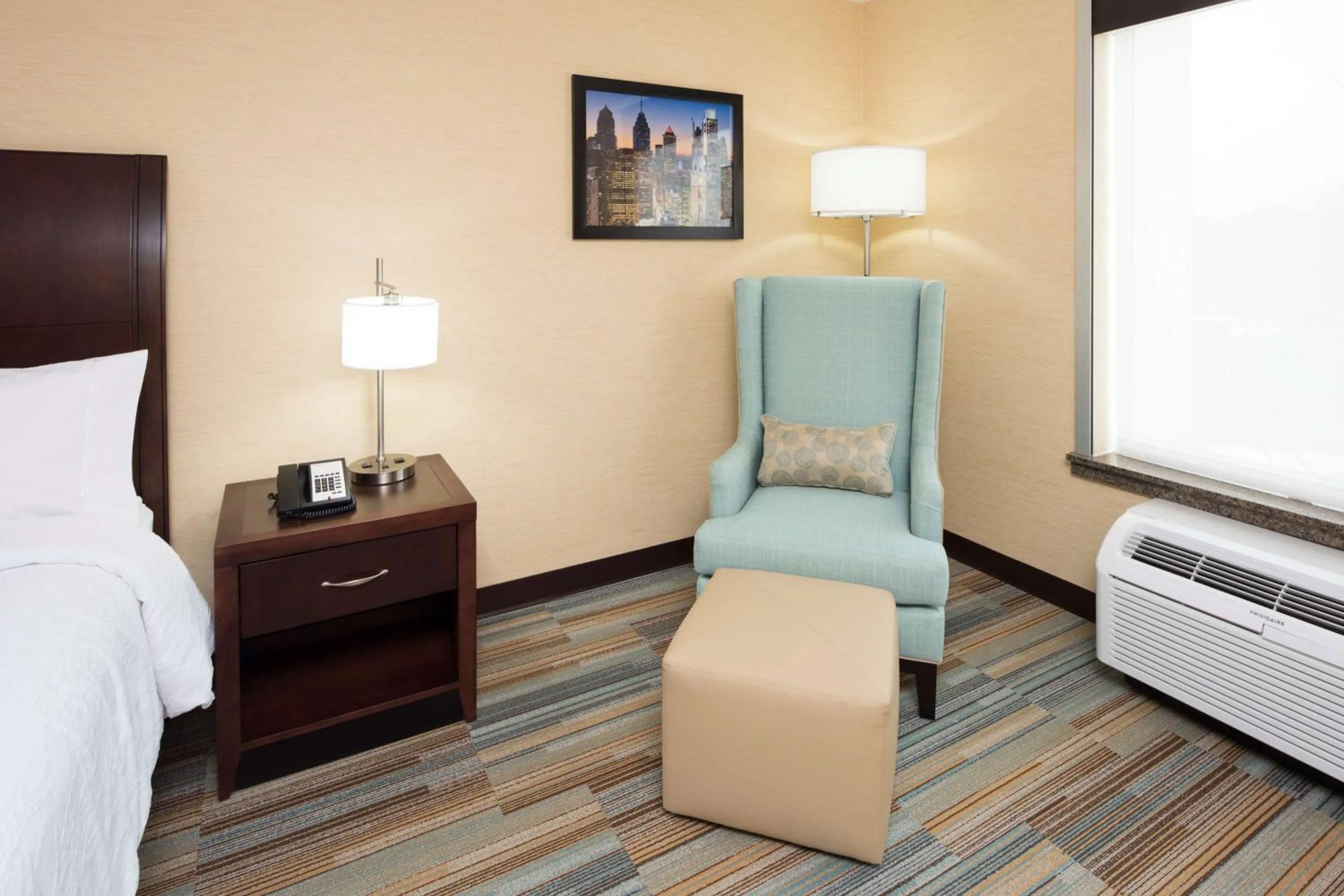 Living room, Bed in Hilton Garden Inn Mount Holly/Westampton