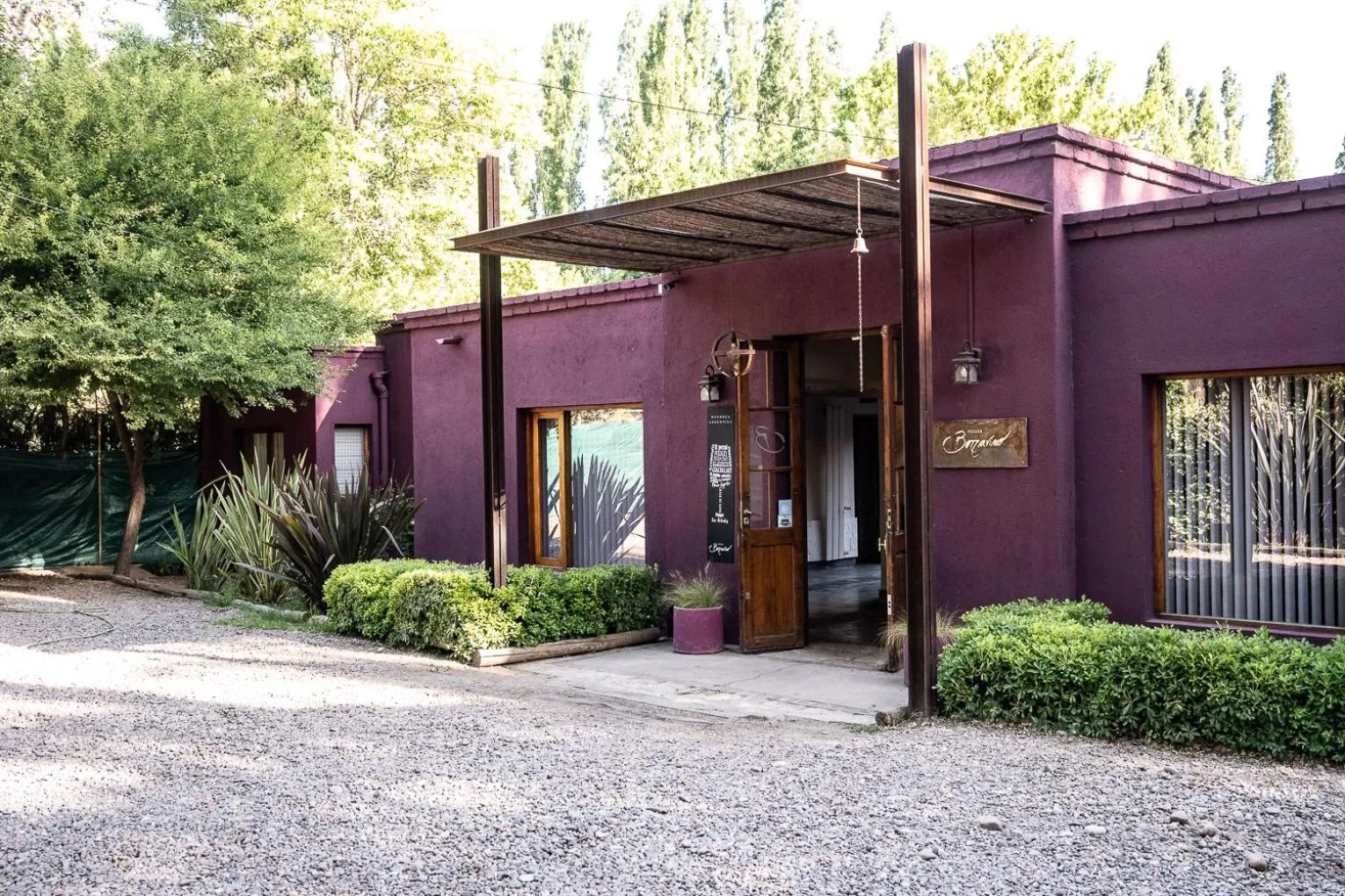Facade/entrance in Posada Borravino