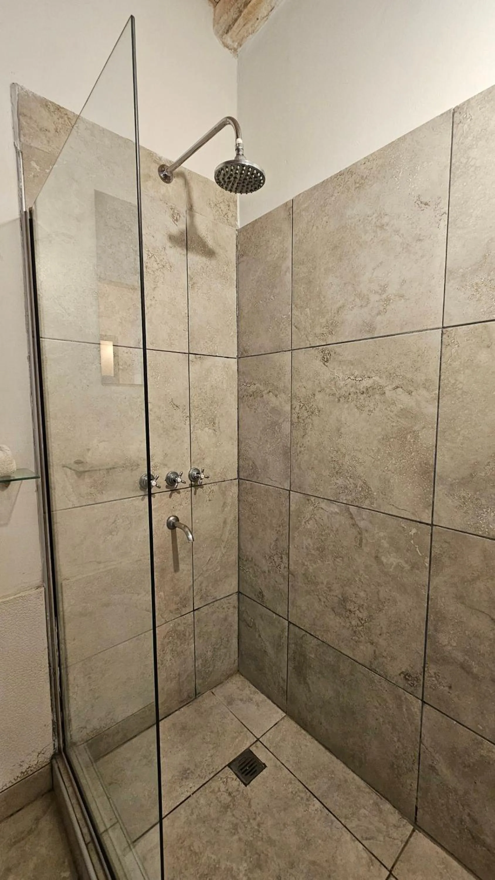 Shower in Posada Borravino