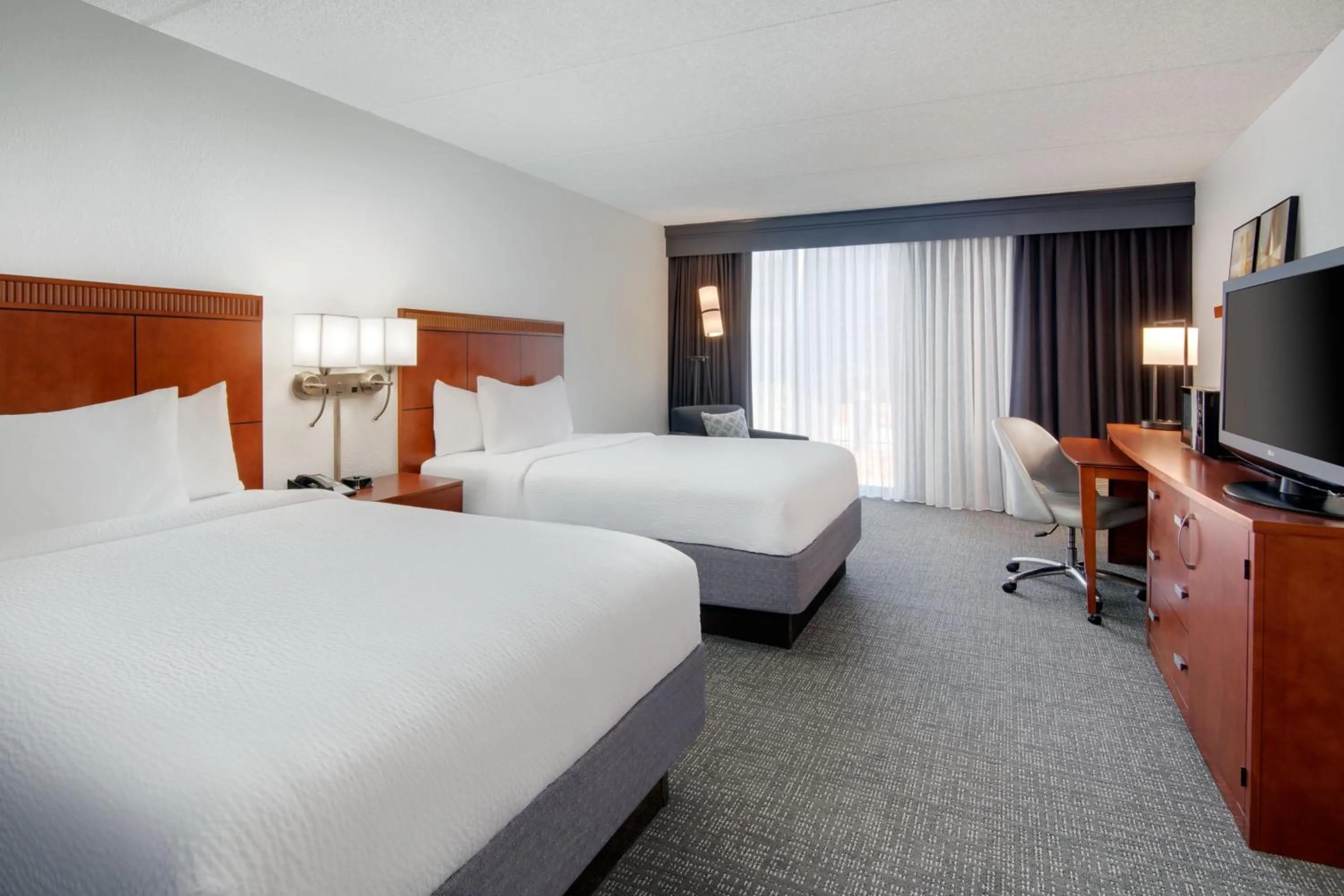 Photo of the whole room, Bed in Courtyard by Marriott Augusta