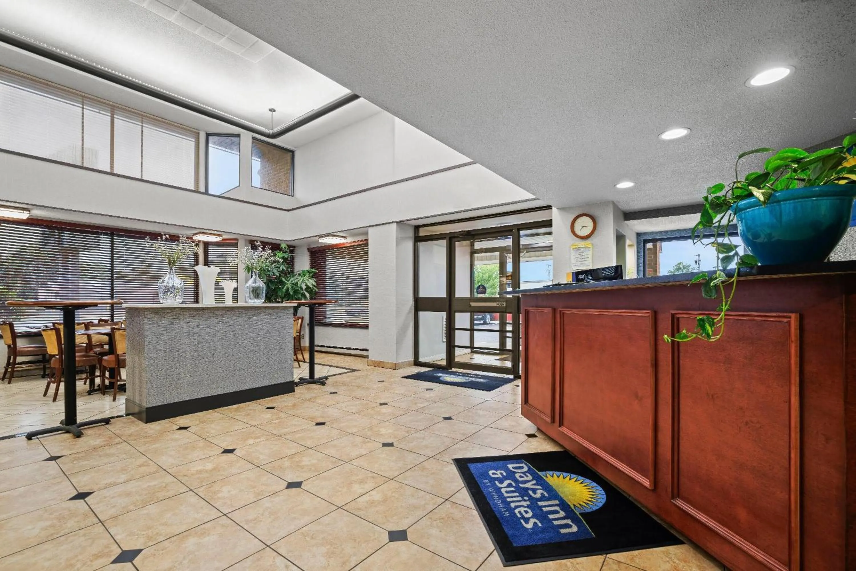 Lobby or reception in Days Inn by Wyndham Utica