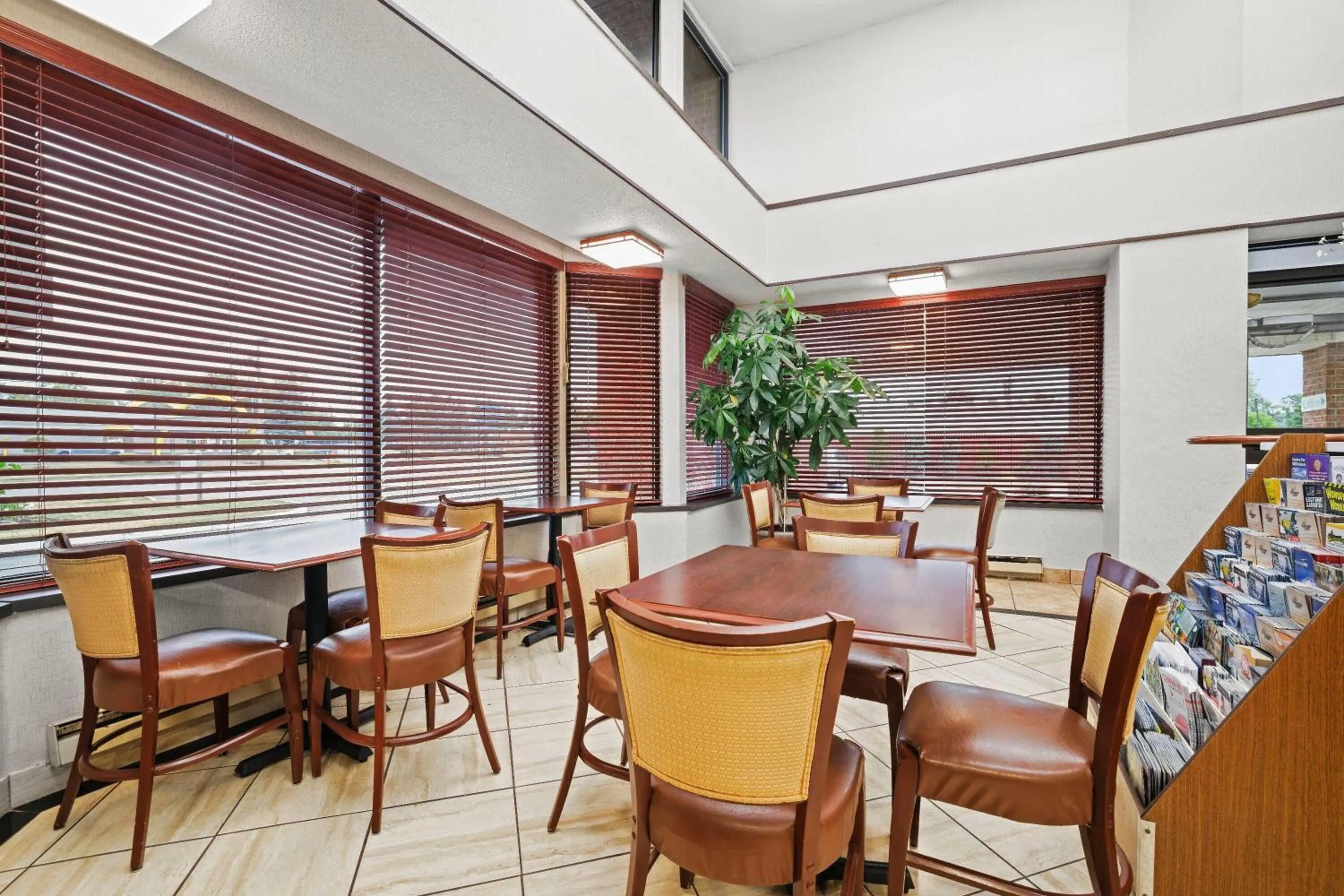 Restaurant/places to eat in Days Inn by Wyndham Utica