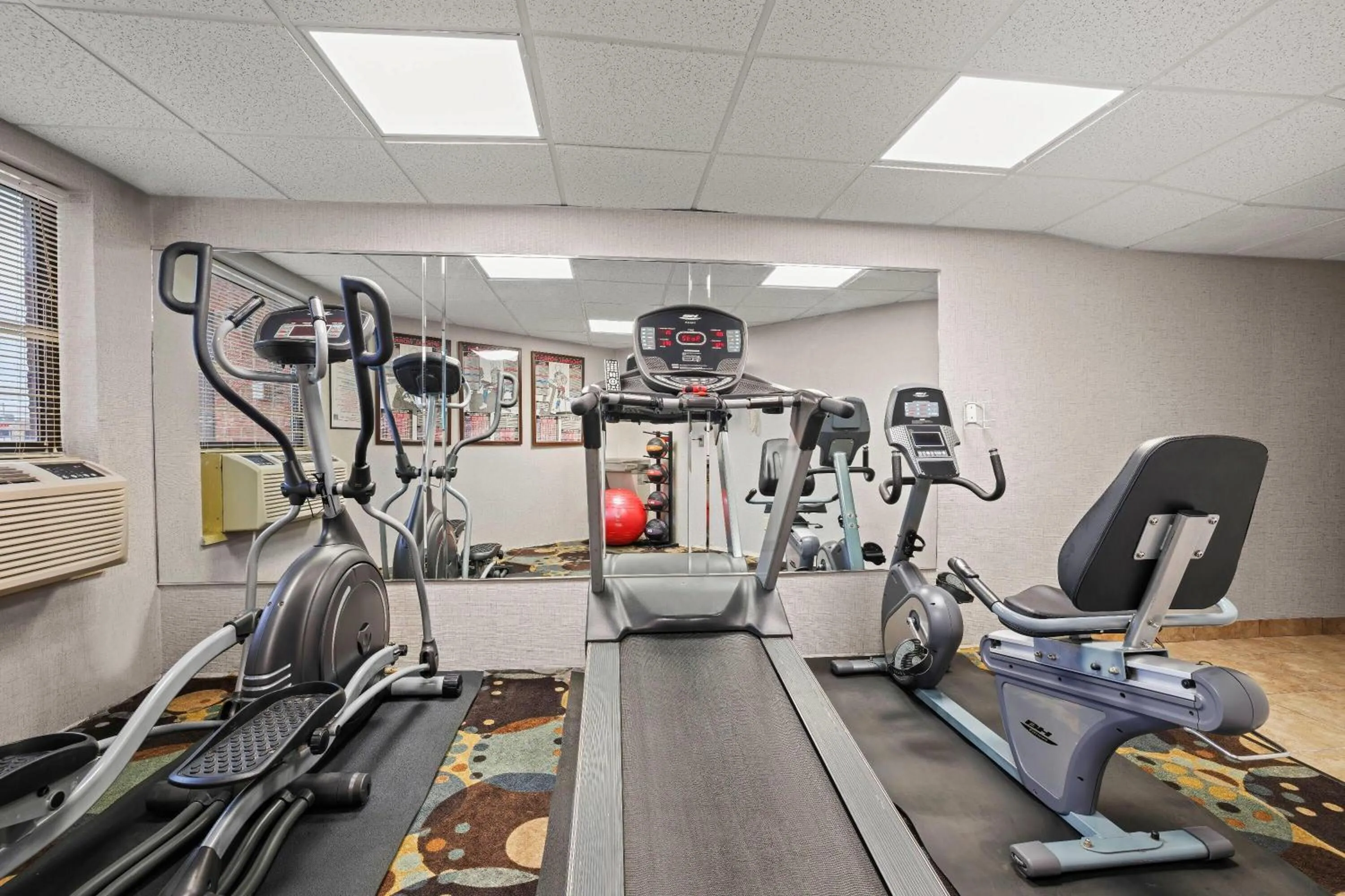 Fitness centre/facilities in Days Inn by Wyndham Utica