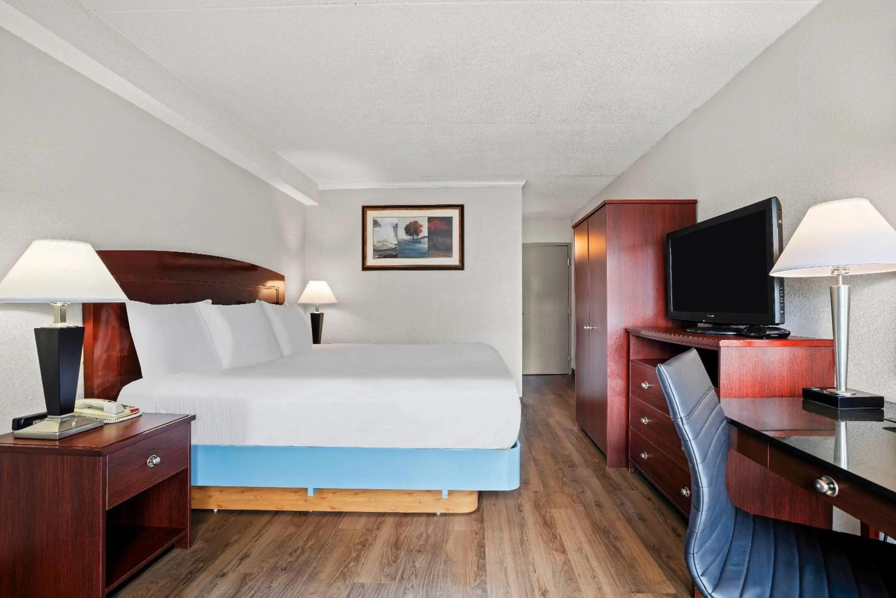 Bed in Days Inn by Wyndham Utica