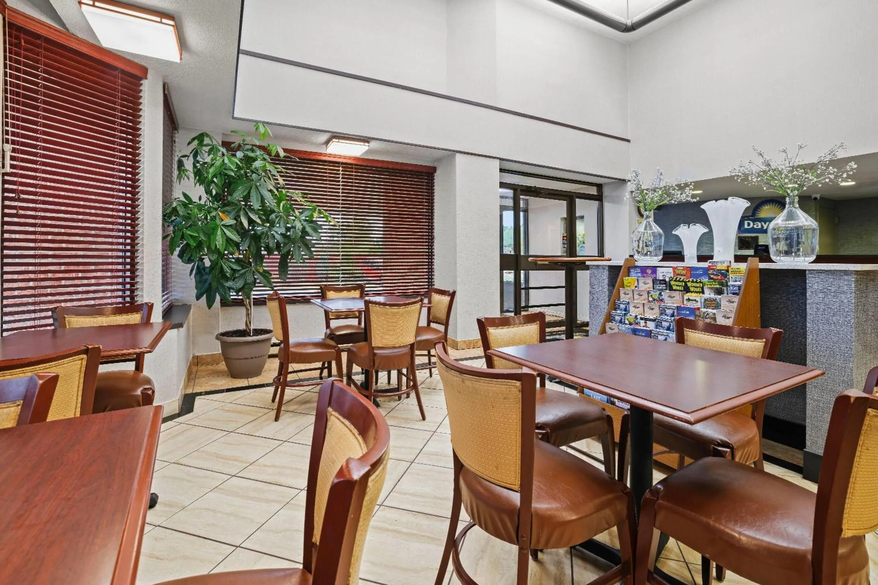 Restaurant/places to eat in Days Inn by Wyndham Utica