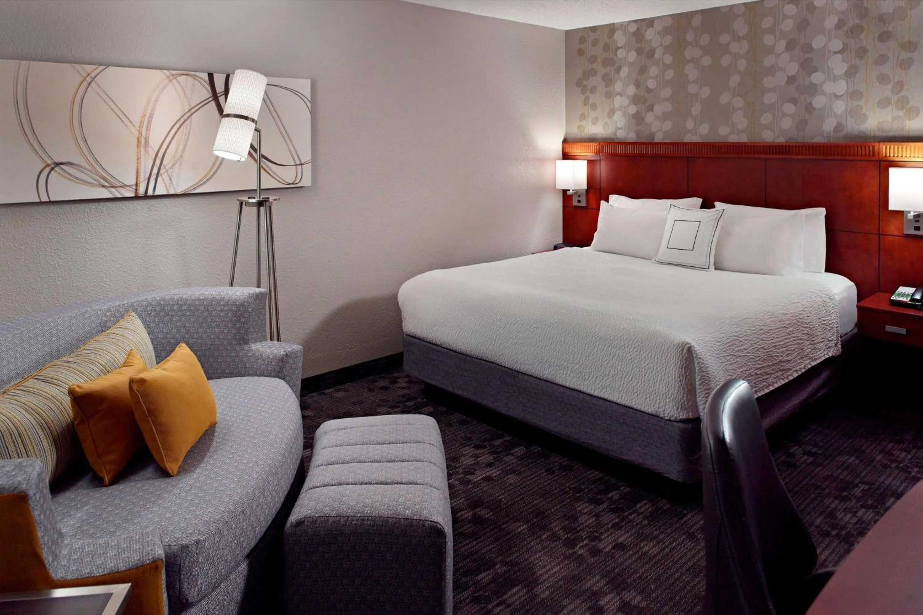Photo of the whole room, Bed in Sonesta Select Atlanta Cumberland Galleria Ballpark