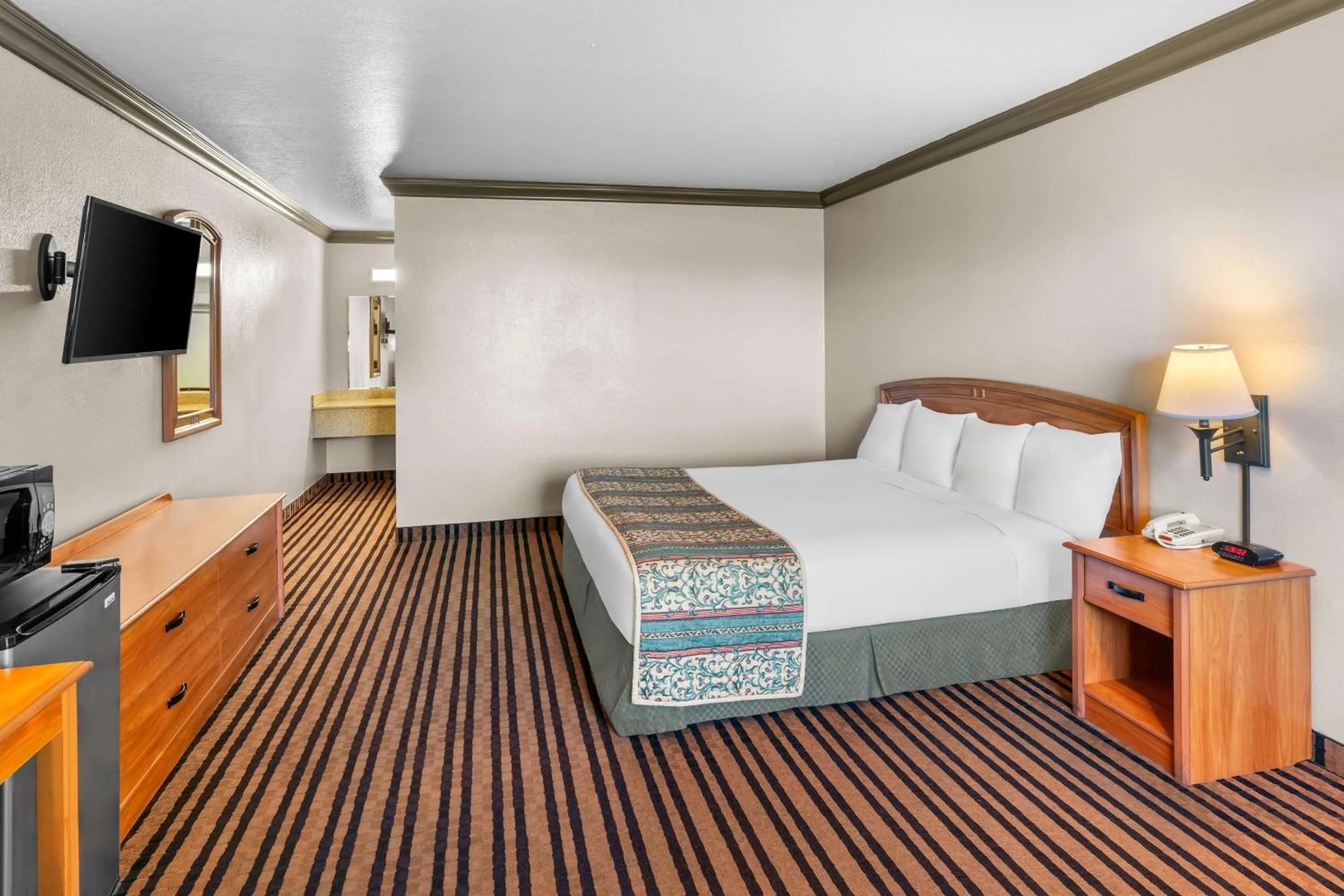 Bedroom, Bed in Americas Best Value Inn Vacaville