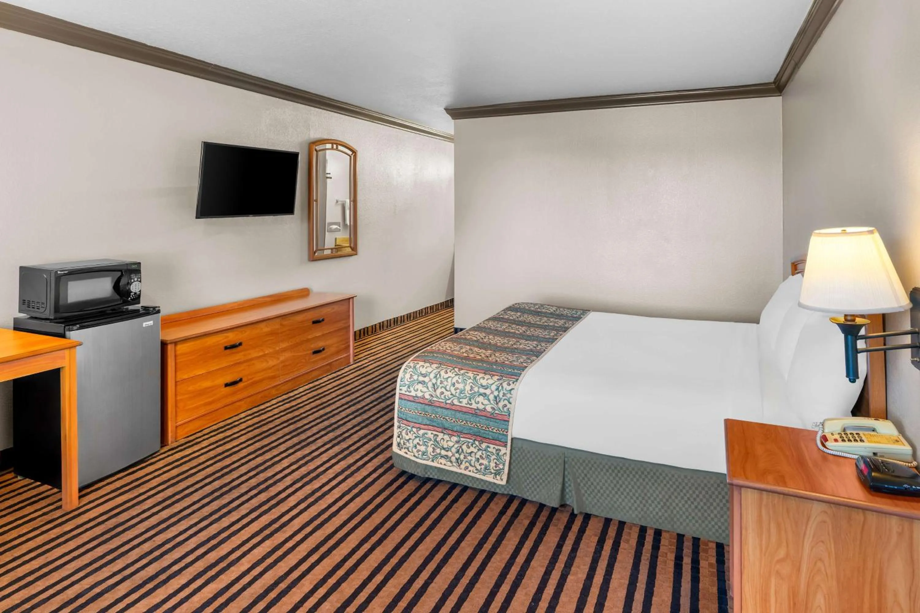 Bedroom, Bed in Americas Best Value Inn Vacaville