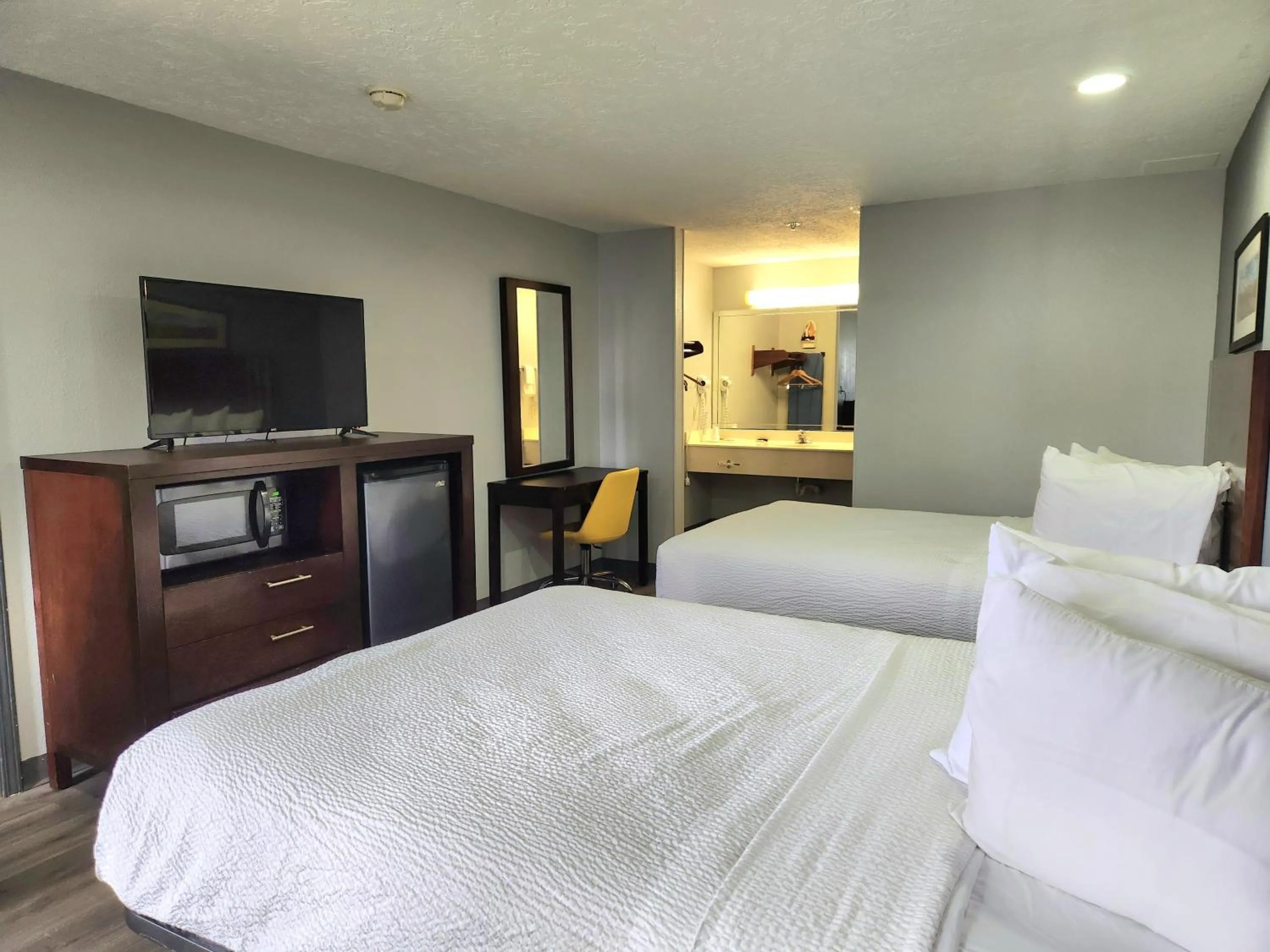 Bedroom, Bed in Days Inn & Suites by Wyndham Winnie
