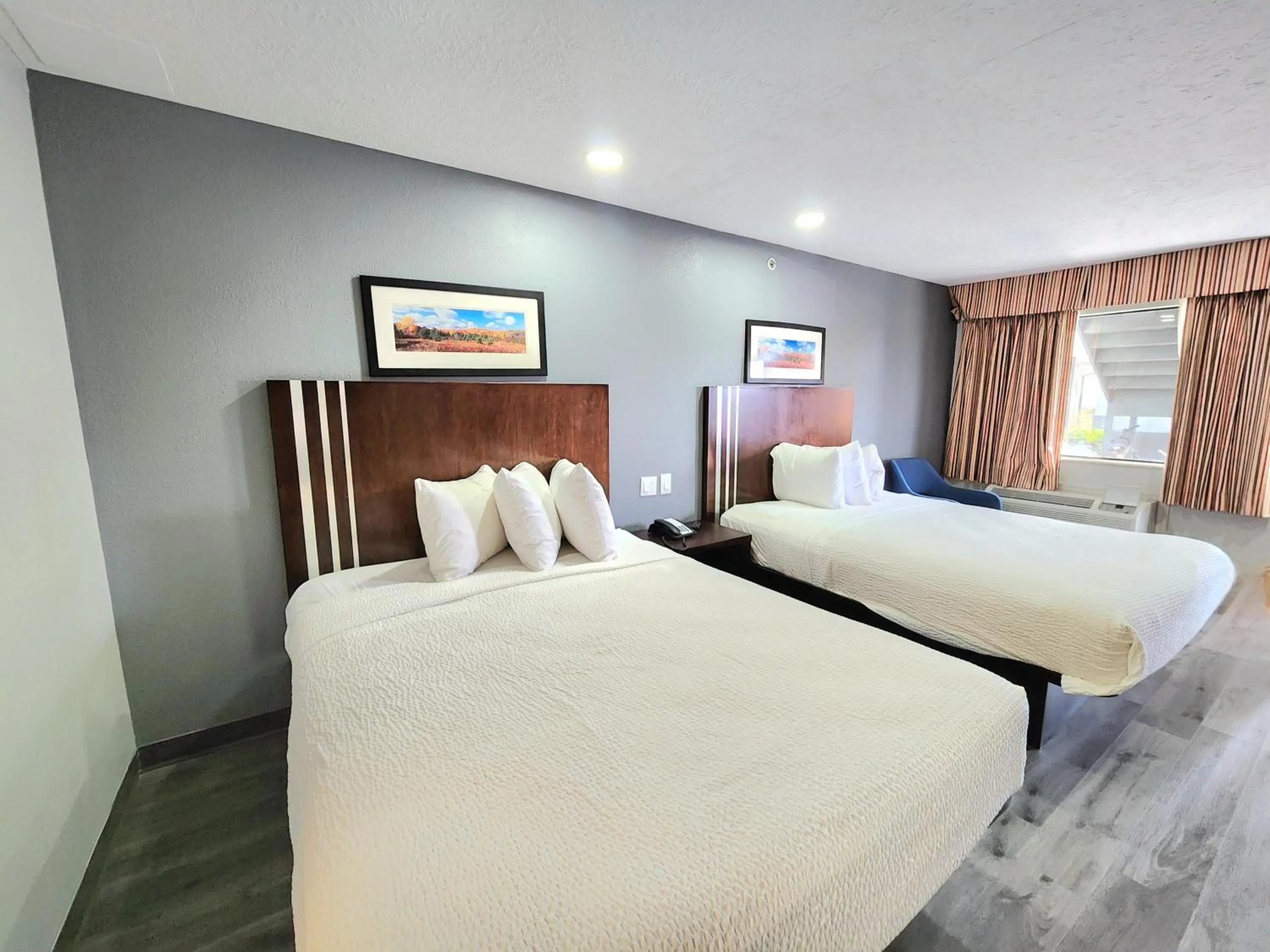 Bedroom, Bed in Days Inn & Suites by Wyndham Winnie