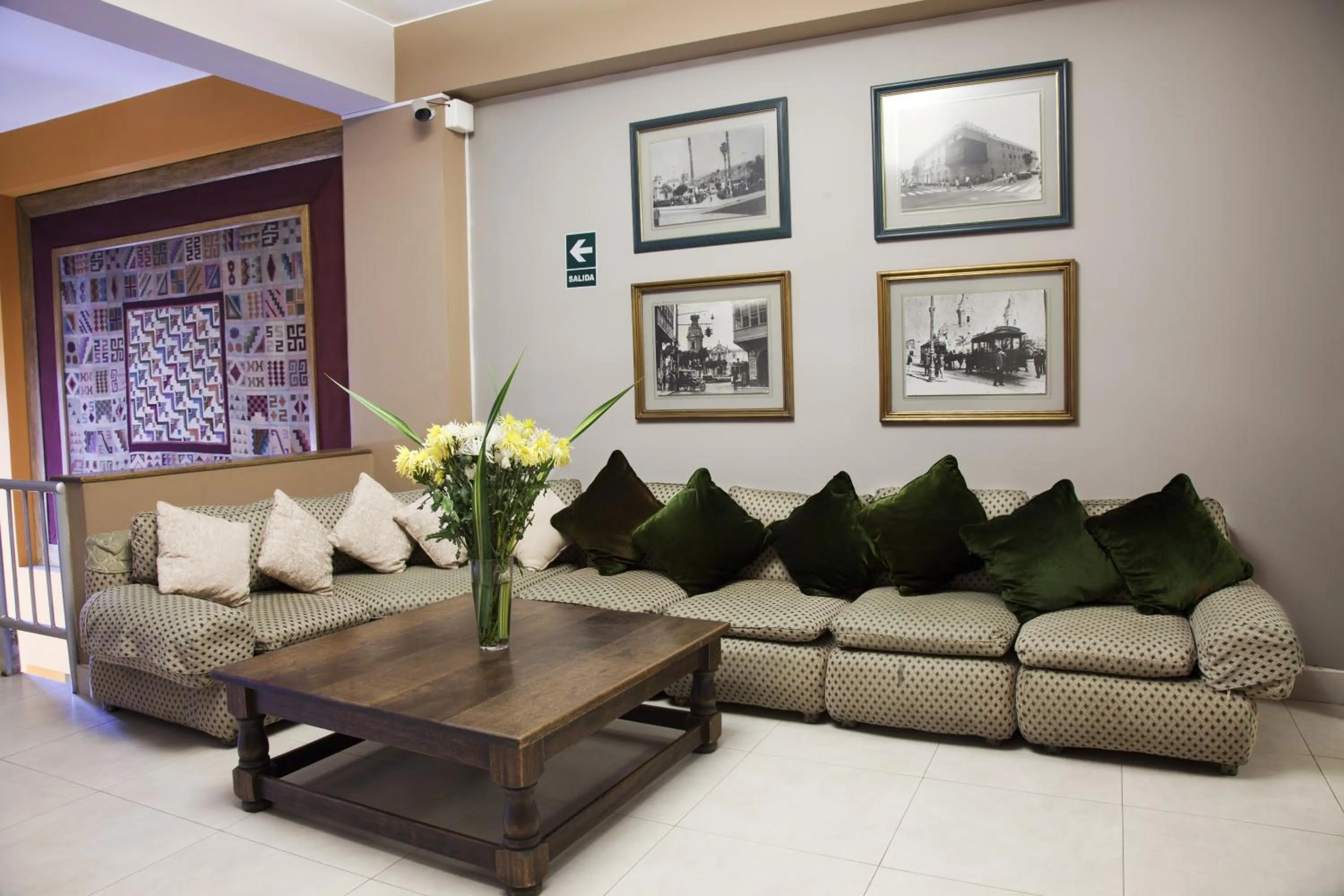 Communal lounge/ TV room in Kamana Hotel