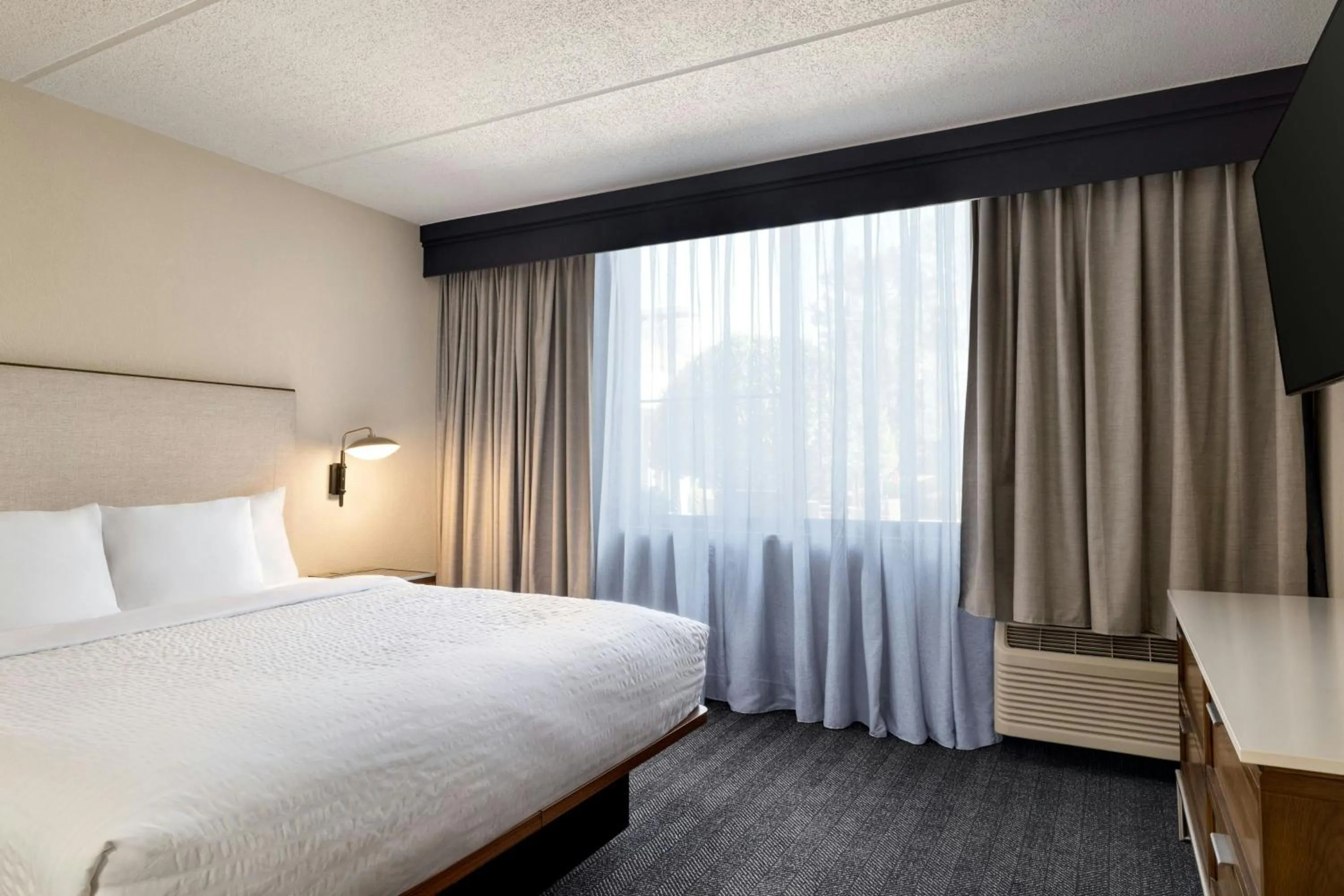 Photo of the whole room, Bed in Courtyard by Marriott Atlanta Northlake