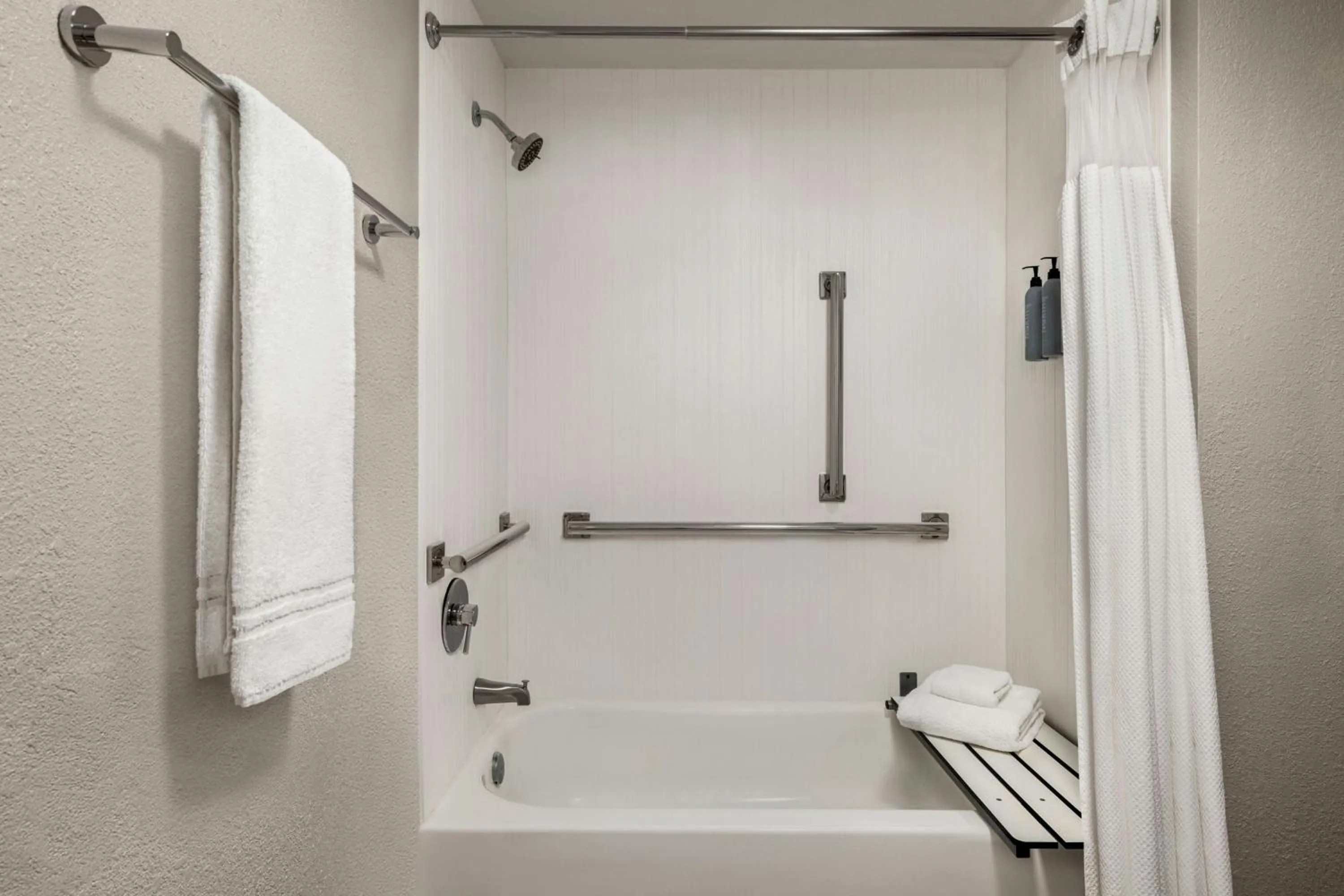 Photo of the whole room in Courtyard by Marriott Atlanta Northlake