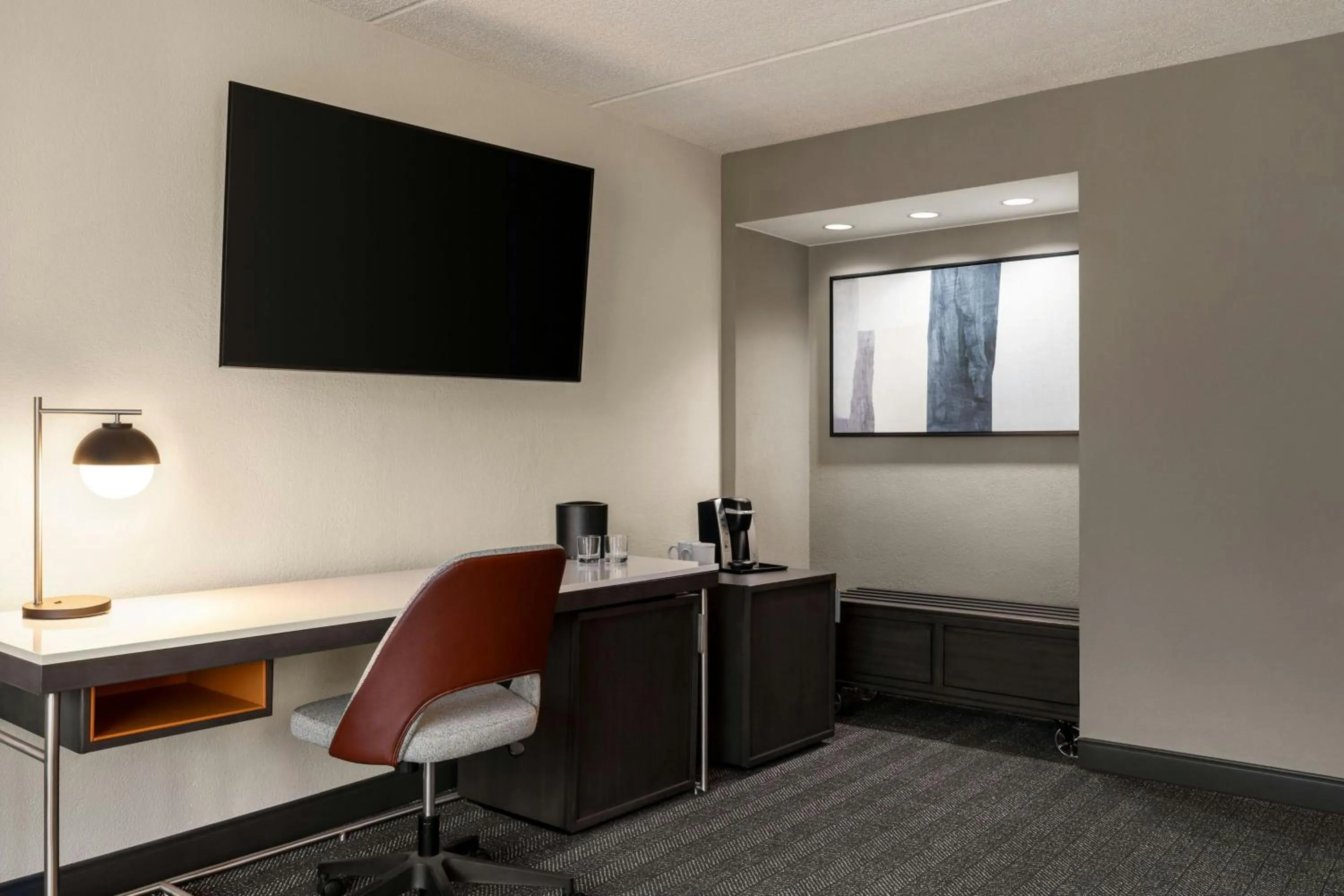 Photo of the whole room in Courtyard by Marriott Atlanta Northlake