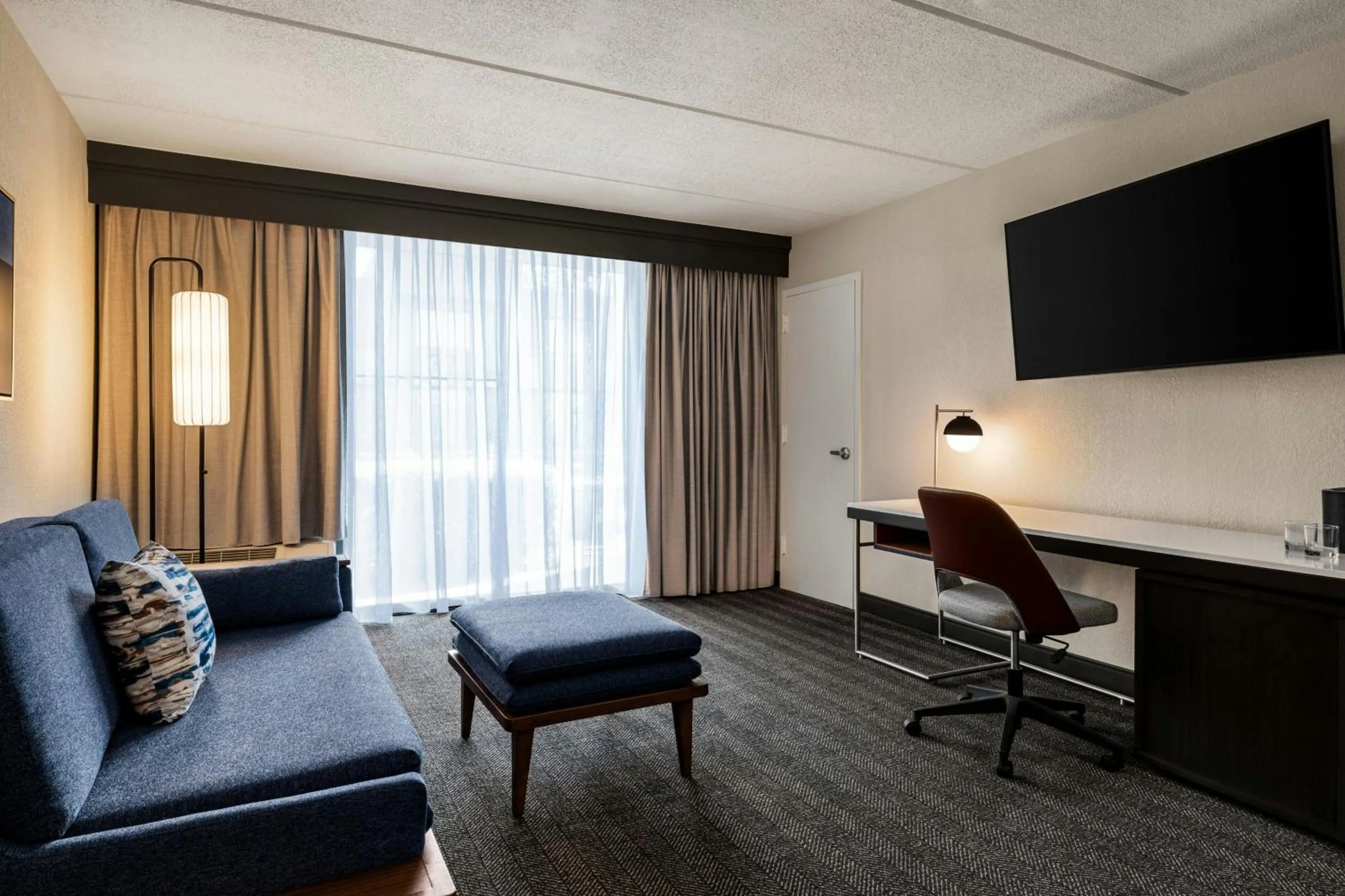 Photo of the whole room in Courtyard by Marriott Atlanta Northlake