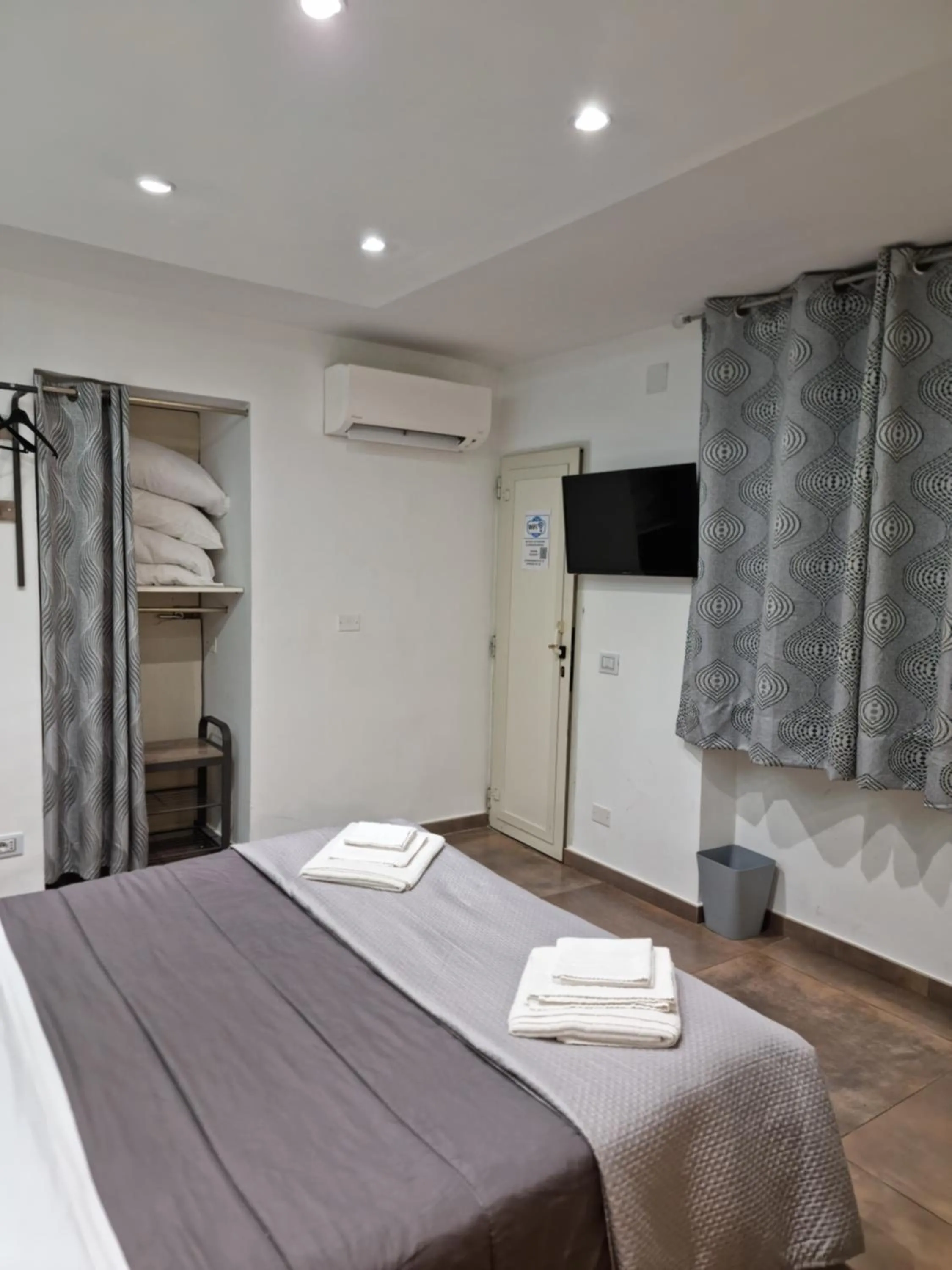 Photo of the whole room, Bed in EL Corazon De Napoles, Centro Històrico