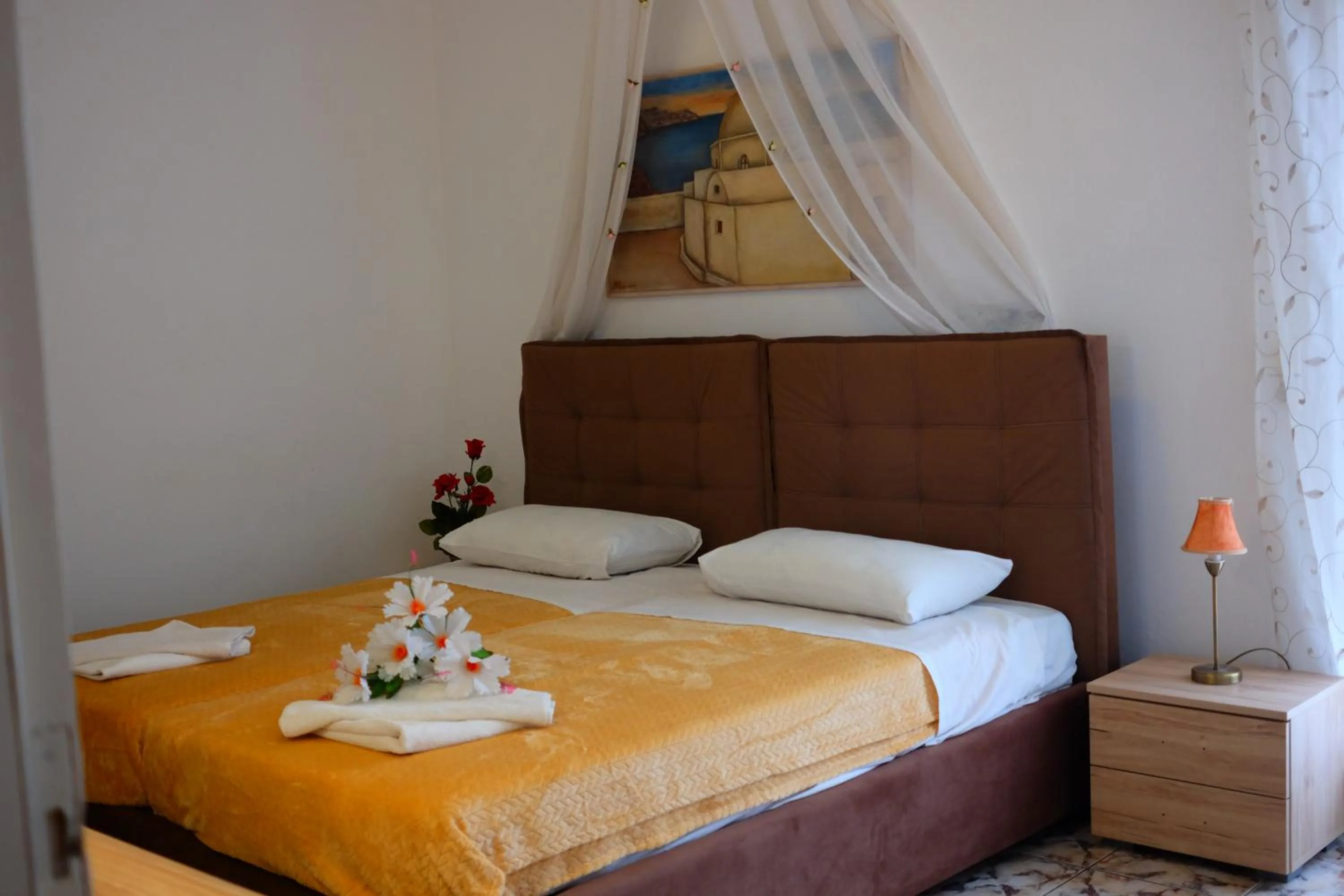 Photo of the whole room, Bed in Sweet Heart Studios