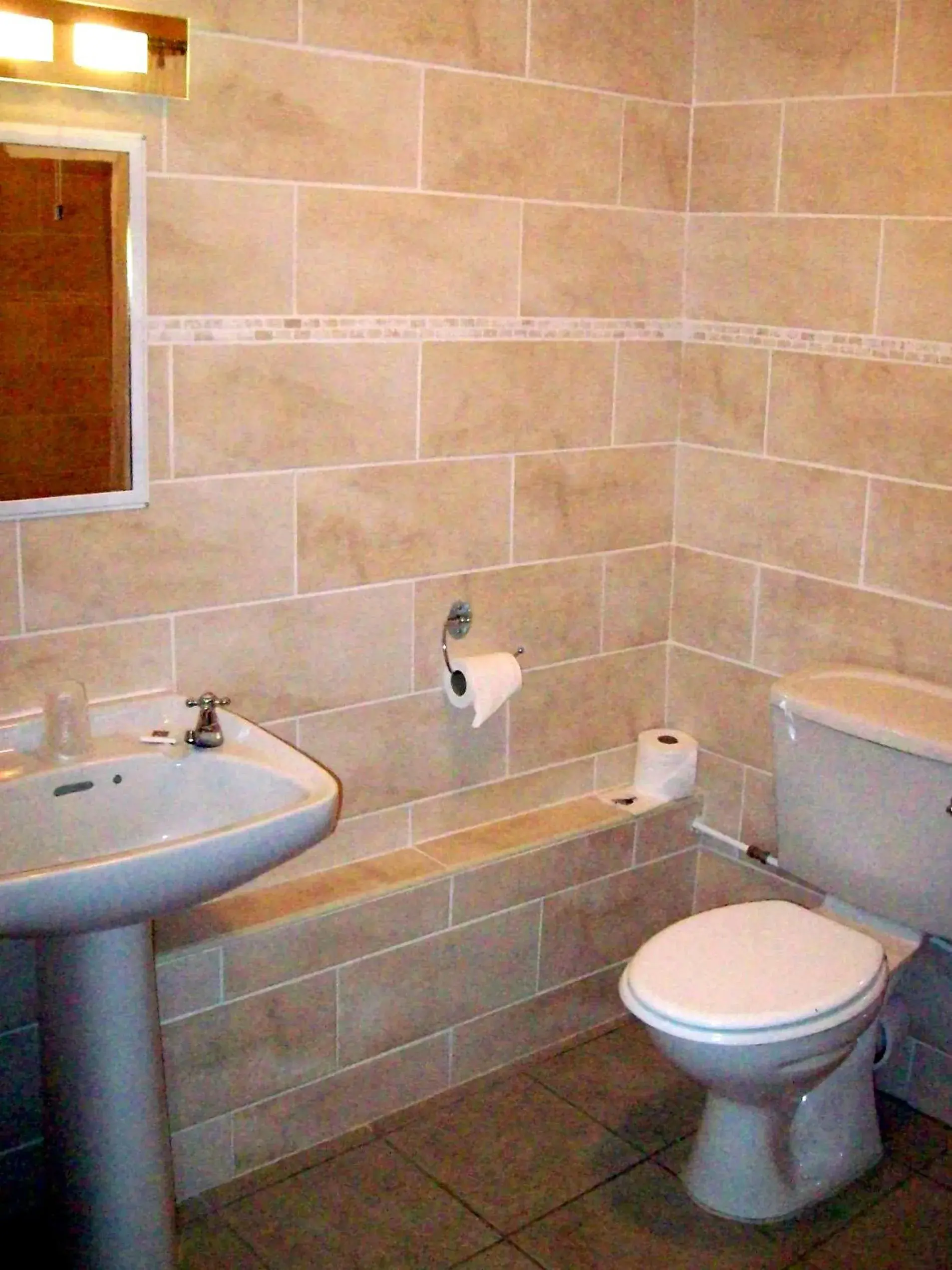 Twin Room with Shower - single occupancy in The Fountain Inn Twin Room with Shower - single occupancy in The Fountain Inn