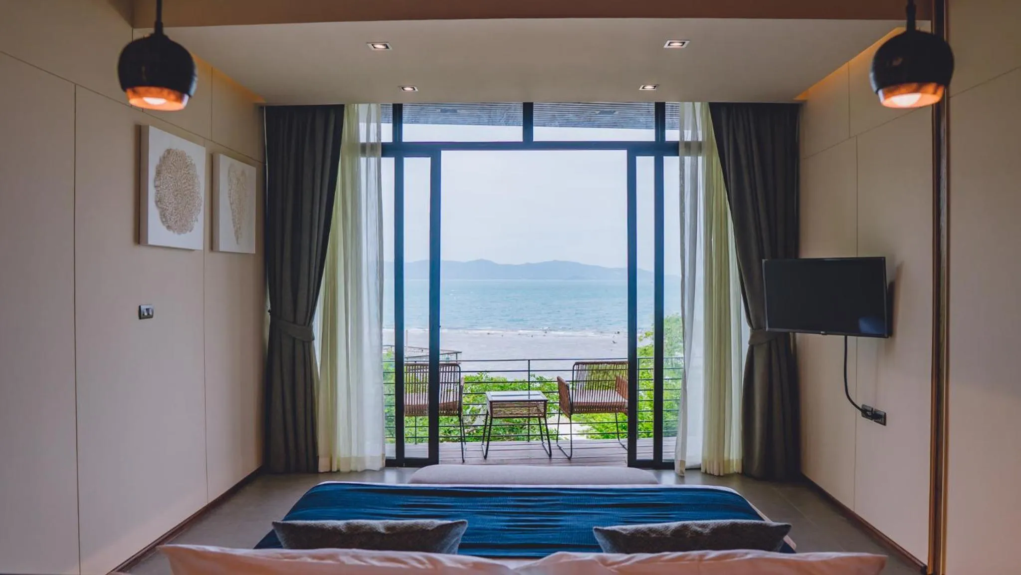 Bed in The Cabin Beach Resort