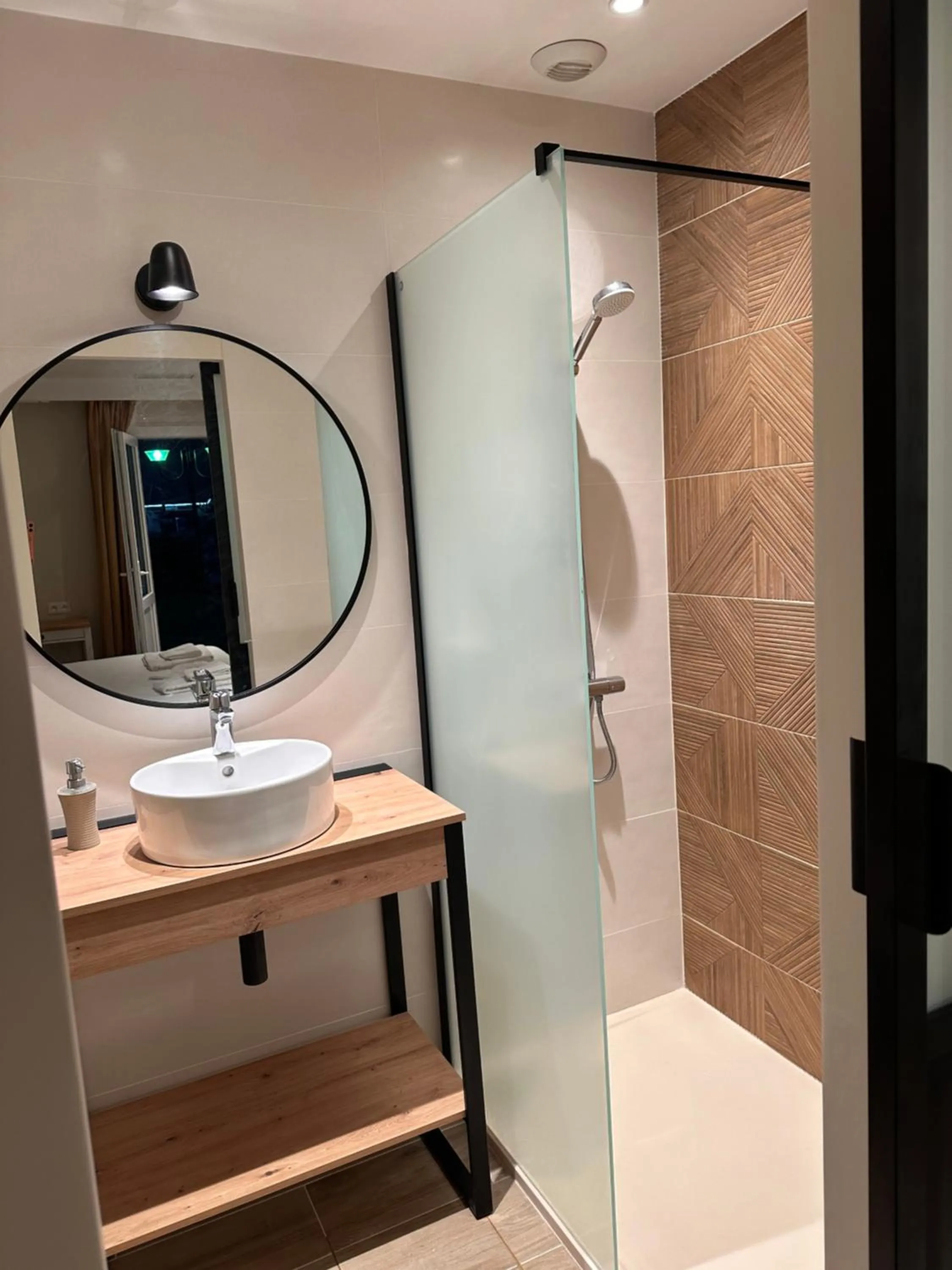 Shower in The Originals City, Hôtel Le Lodge, Ondres, Bayonne Nord