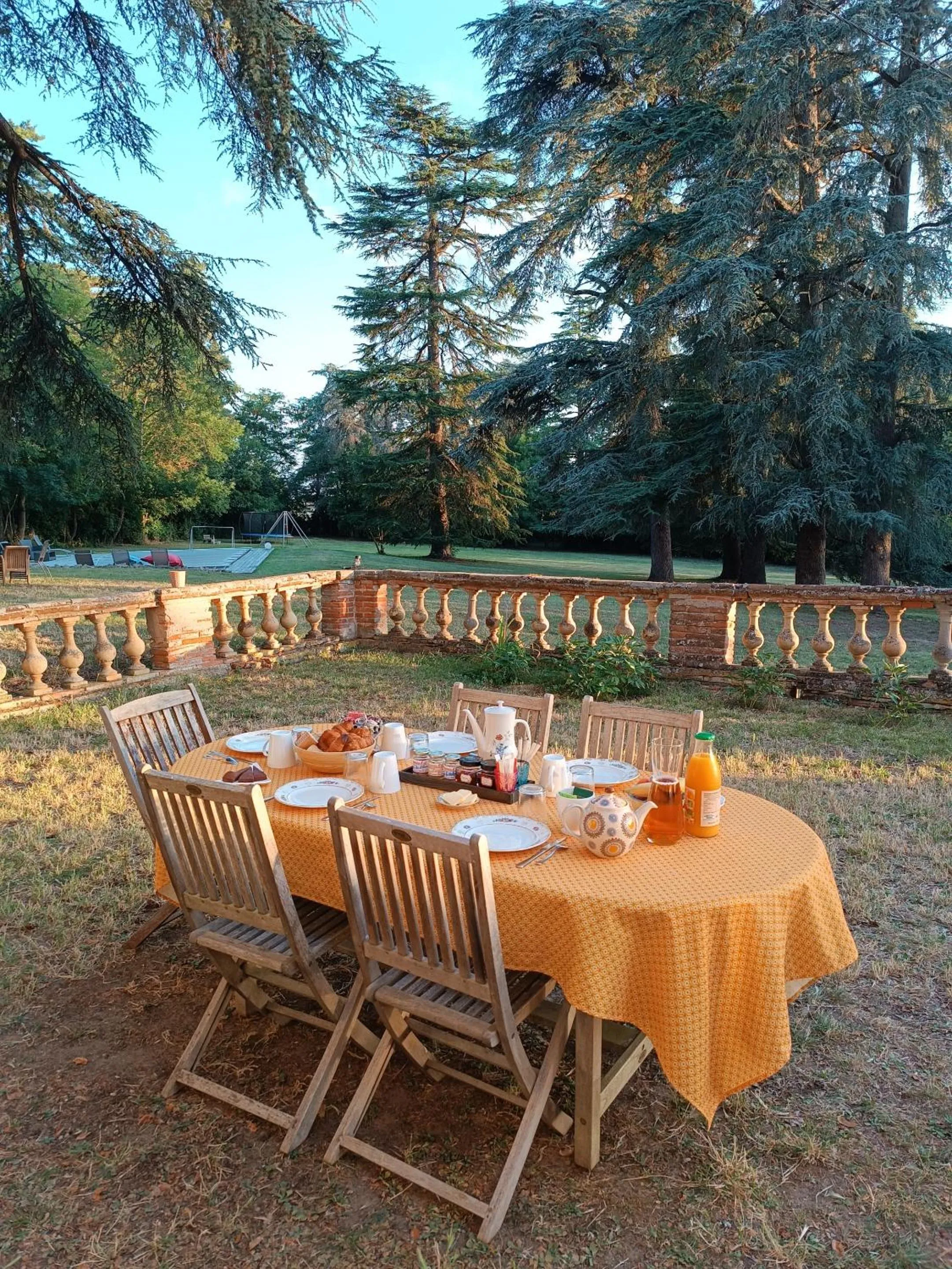 Breakfast in Le Jardin Des Cèdres