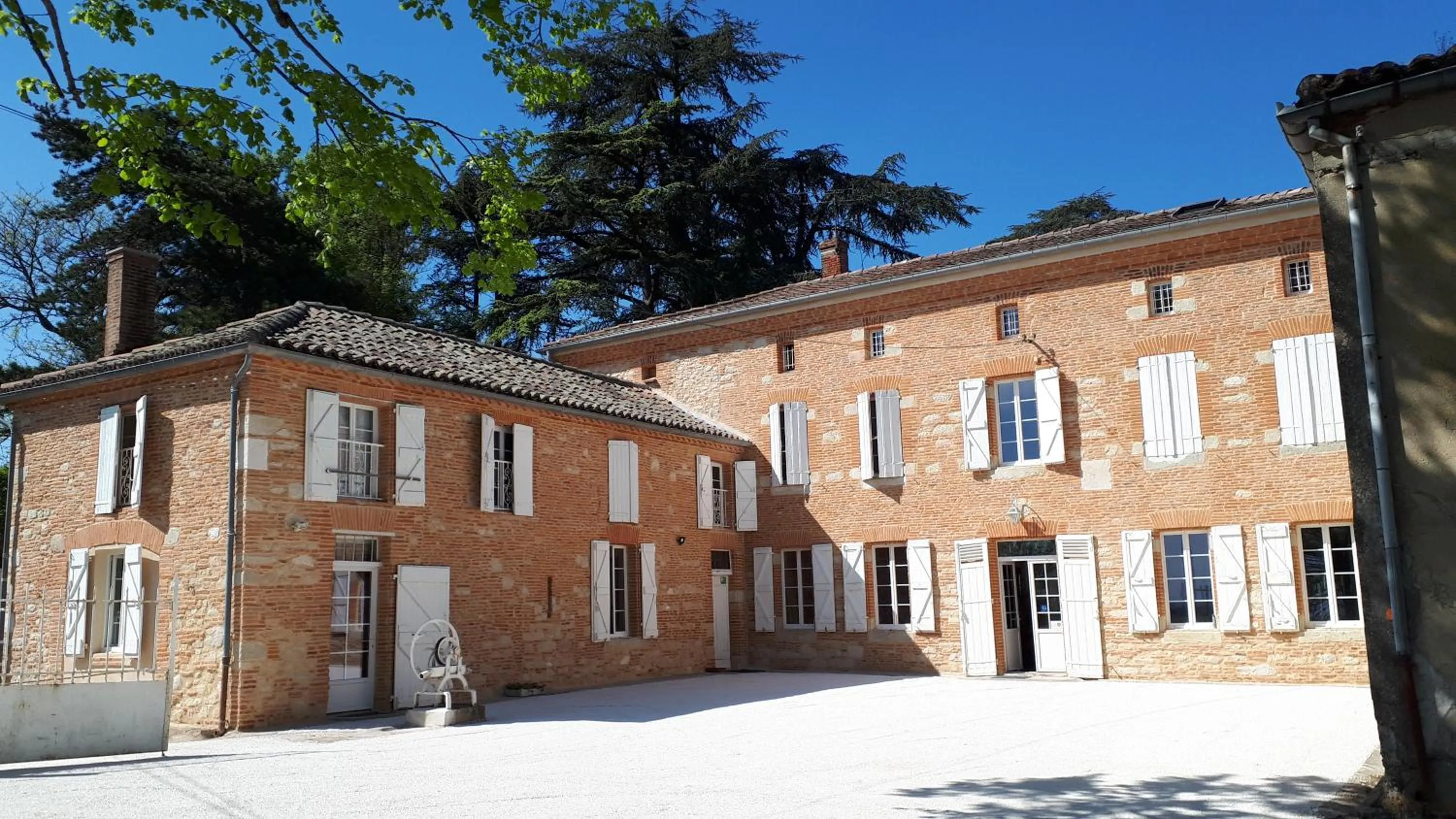 Property building in Le Jardin Des Cèdres