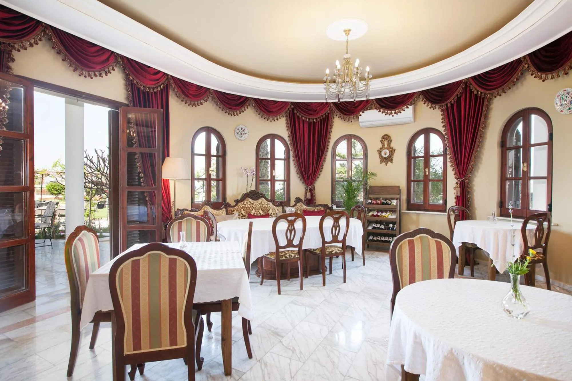 Restaurant/places to eat in Meryem's Hotel