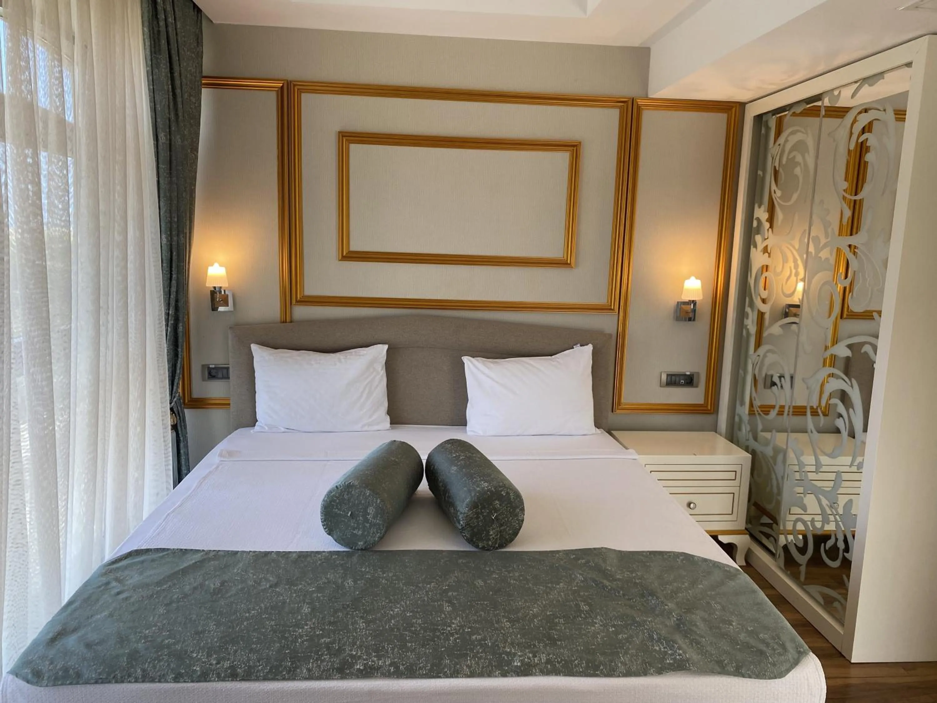 Photo of the whole room, Bed in Kubaliç Hotel