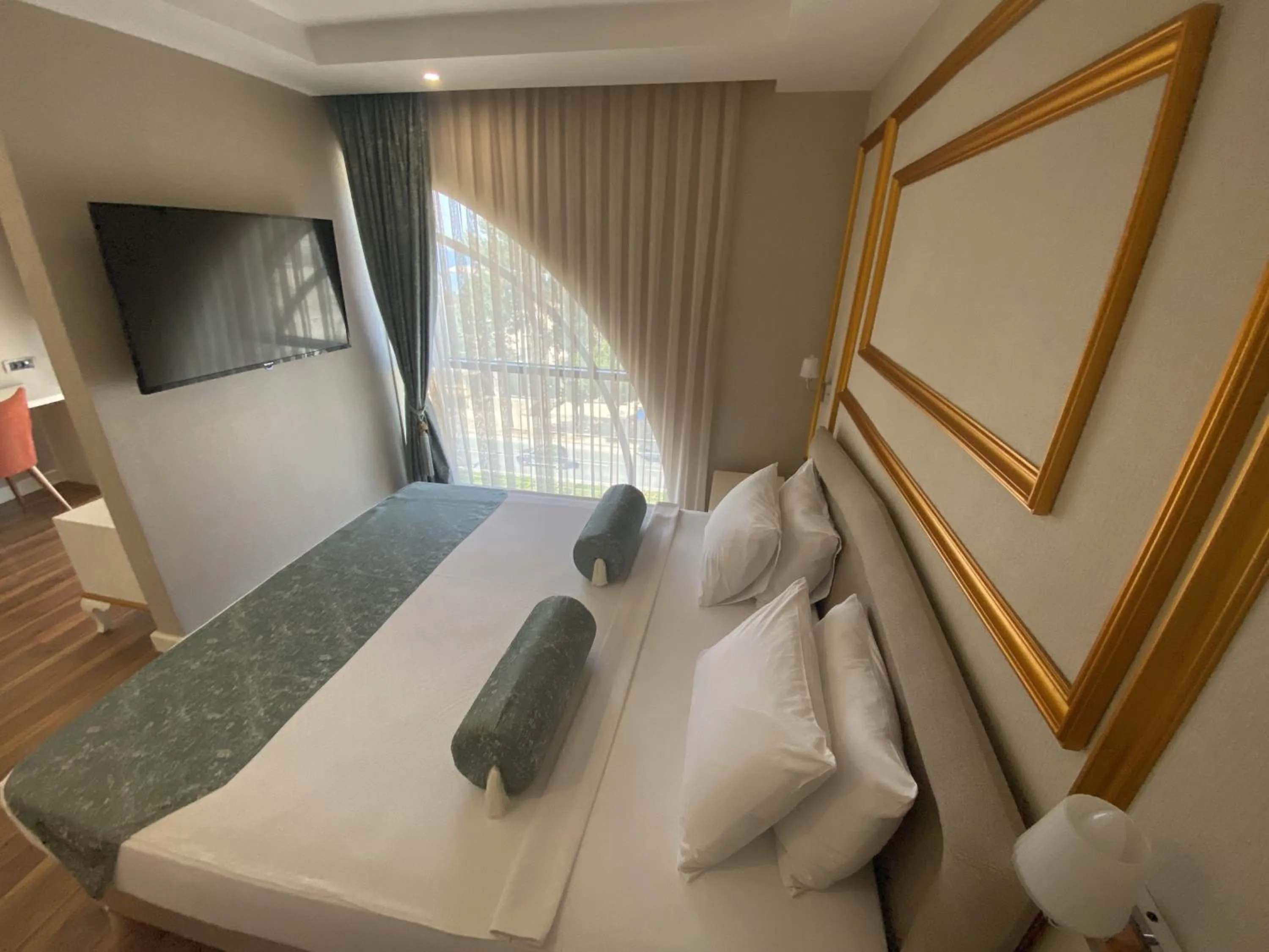 Seating area, Bed in Kubaliç Hotel