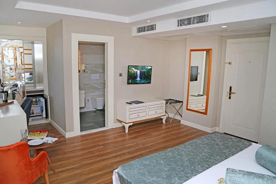 Photo of the whole room, Bed in Kubaliç Hotel