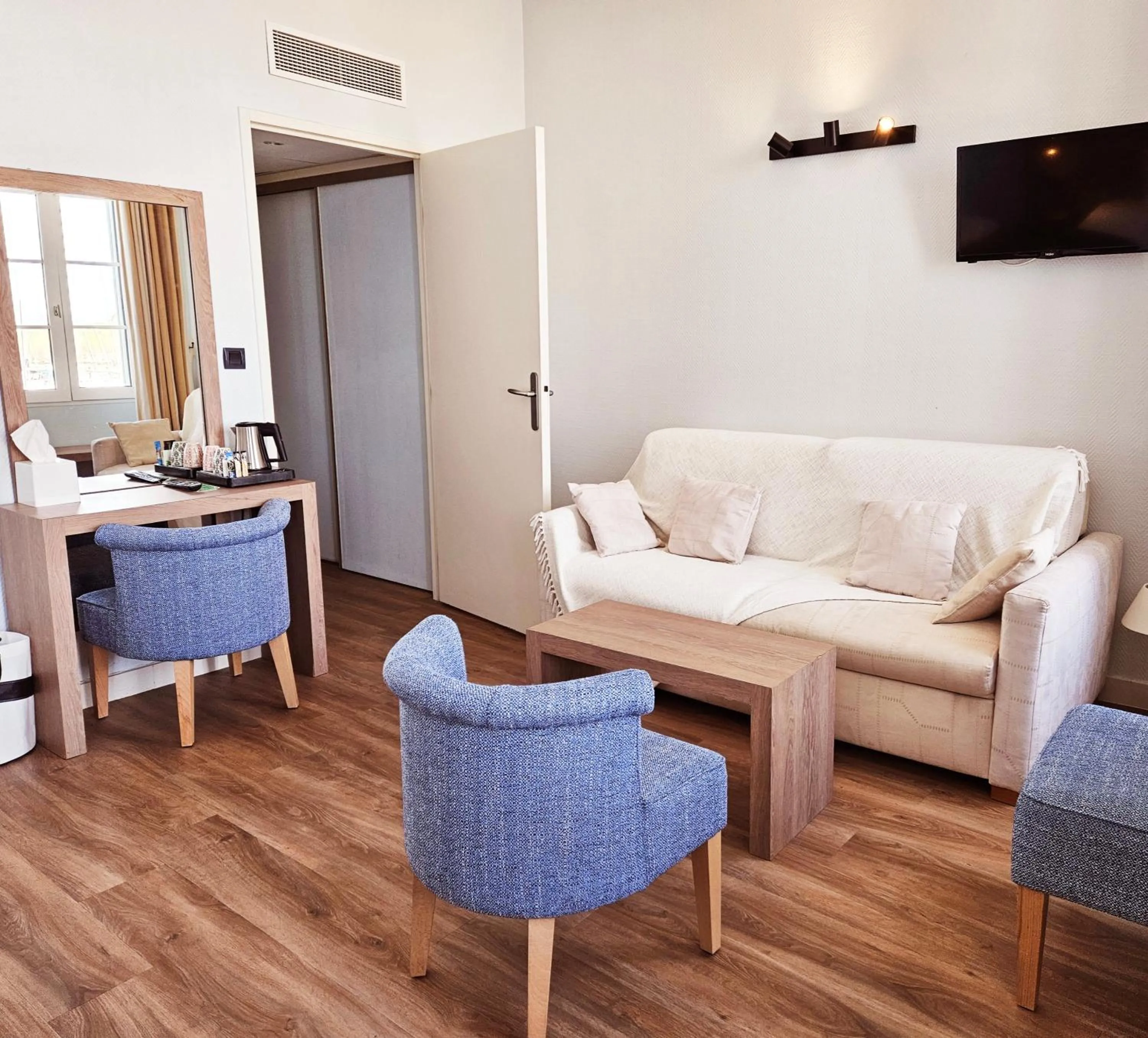 Photo of the whole room in Hôtel du Port