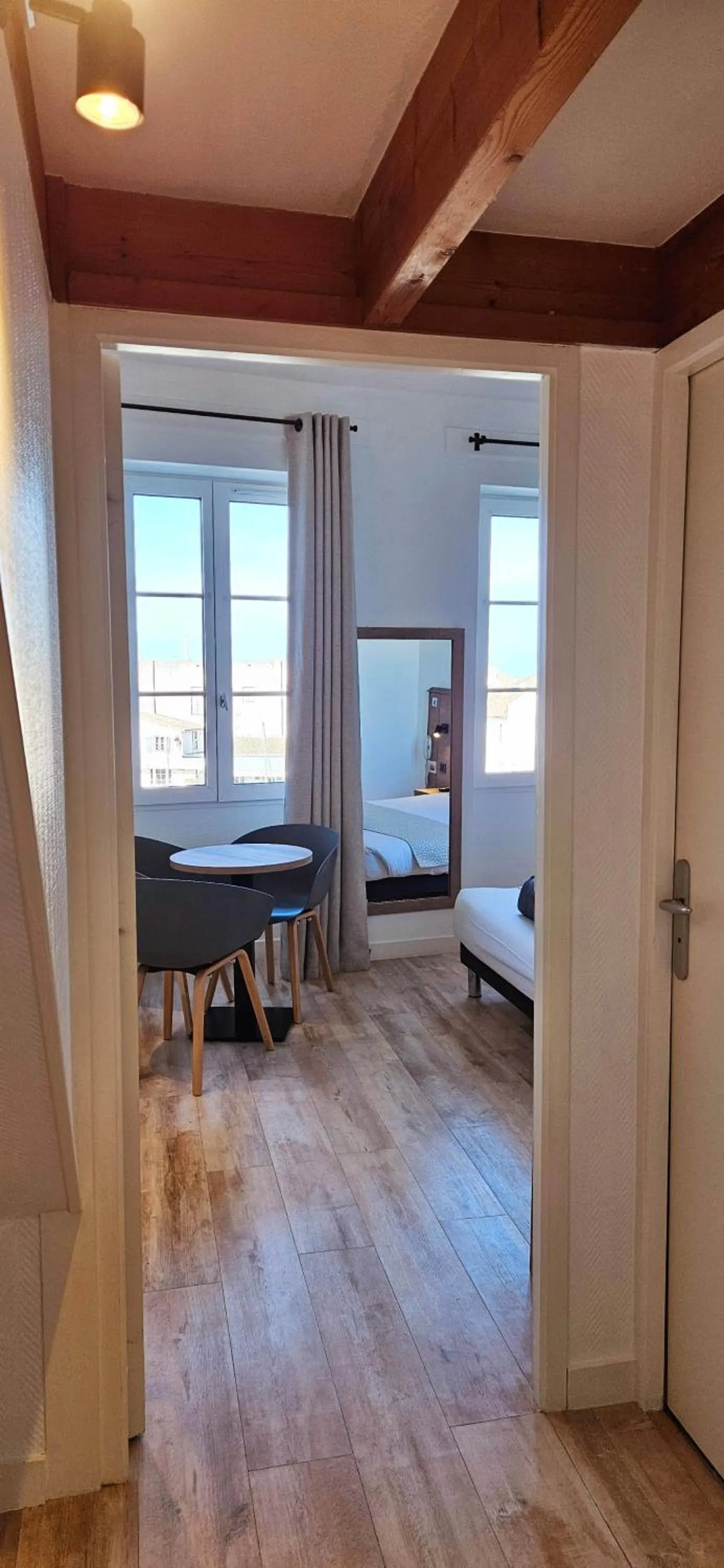 Photo of the whole room in Hôtel du Port