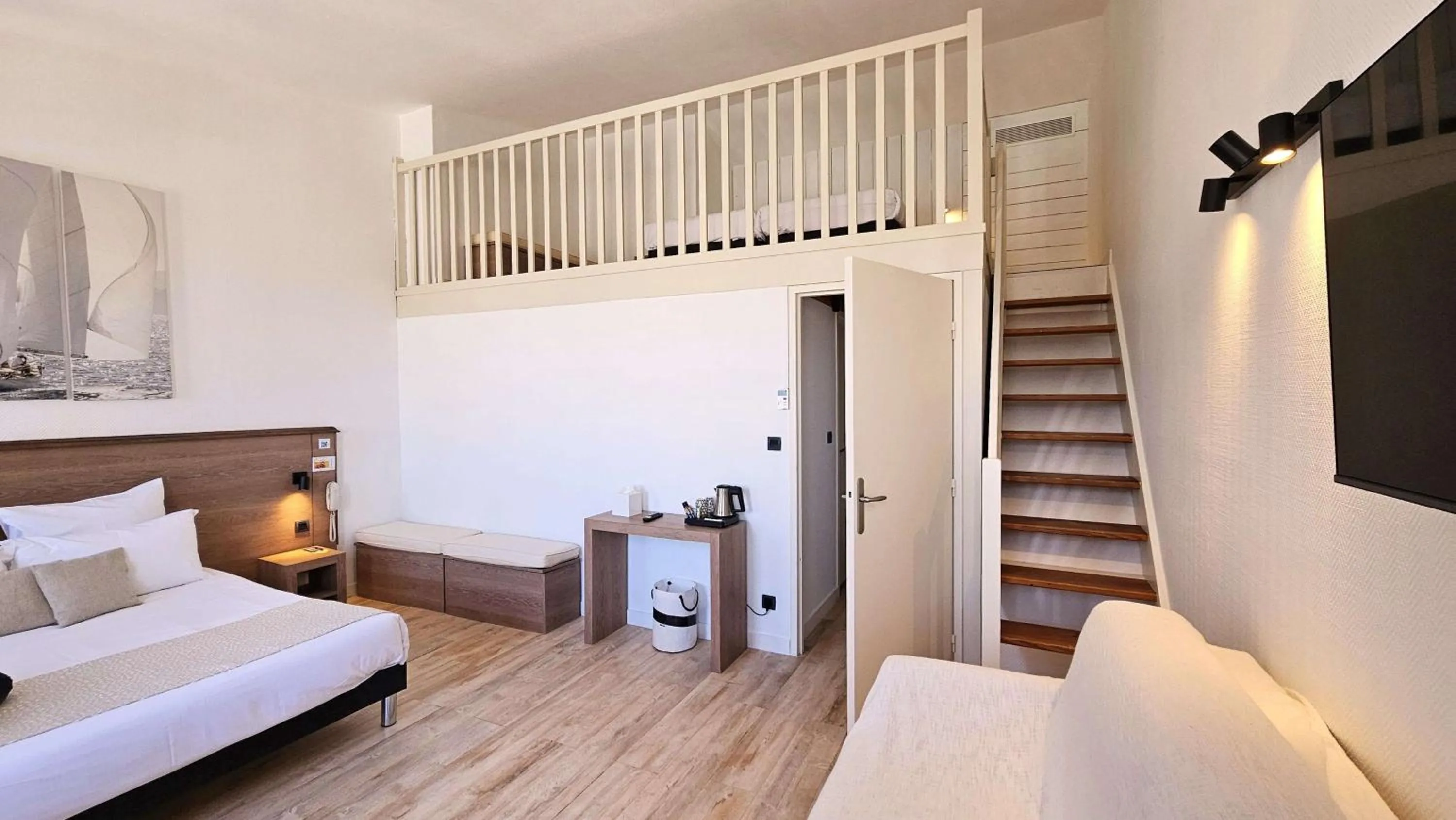 View (from property/room), Bed in Hôtel du Port