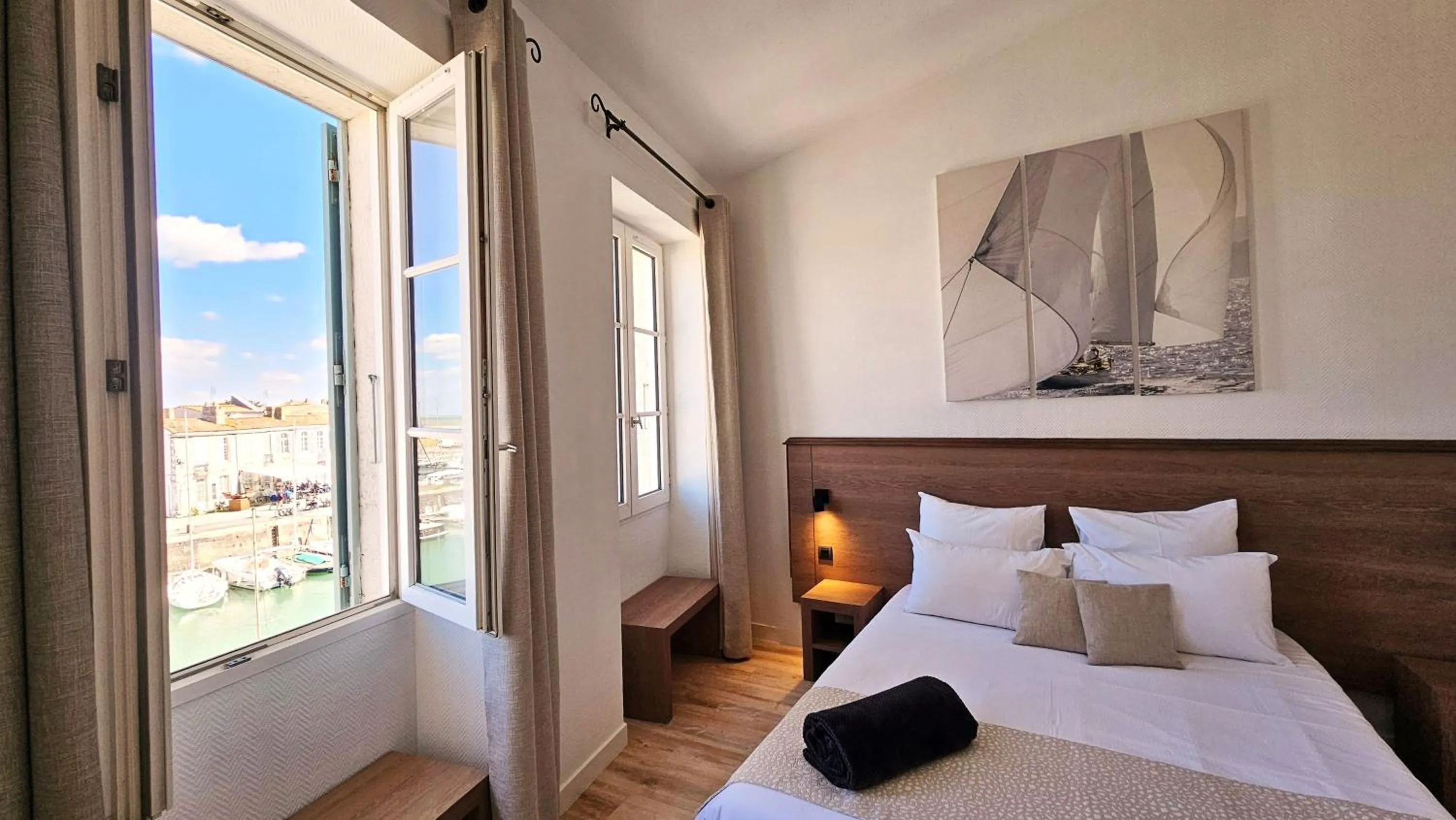 View (from property/room), Bed in Hôtel du Port