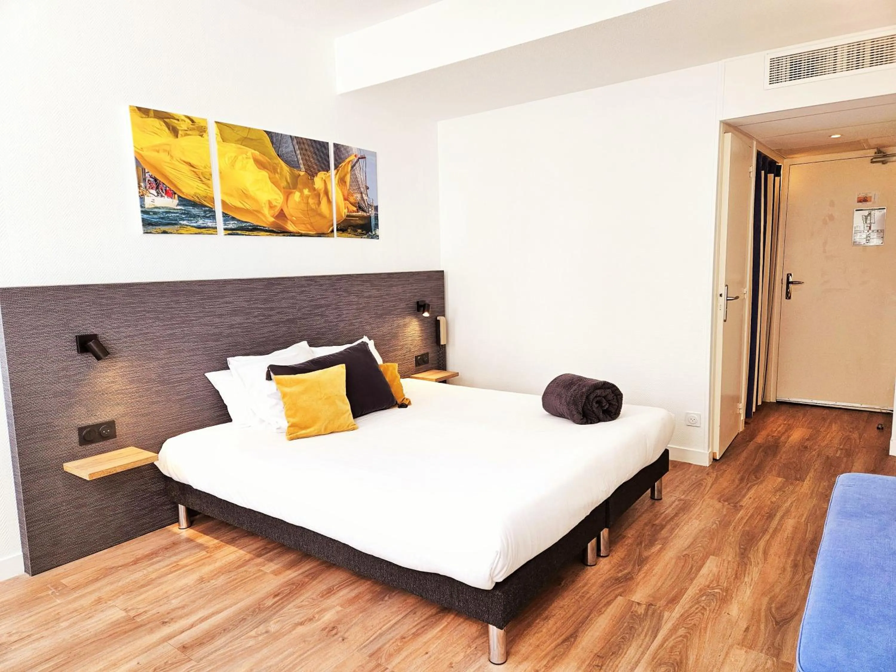 Photo of the whole room, Bed in Hôtel du Port