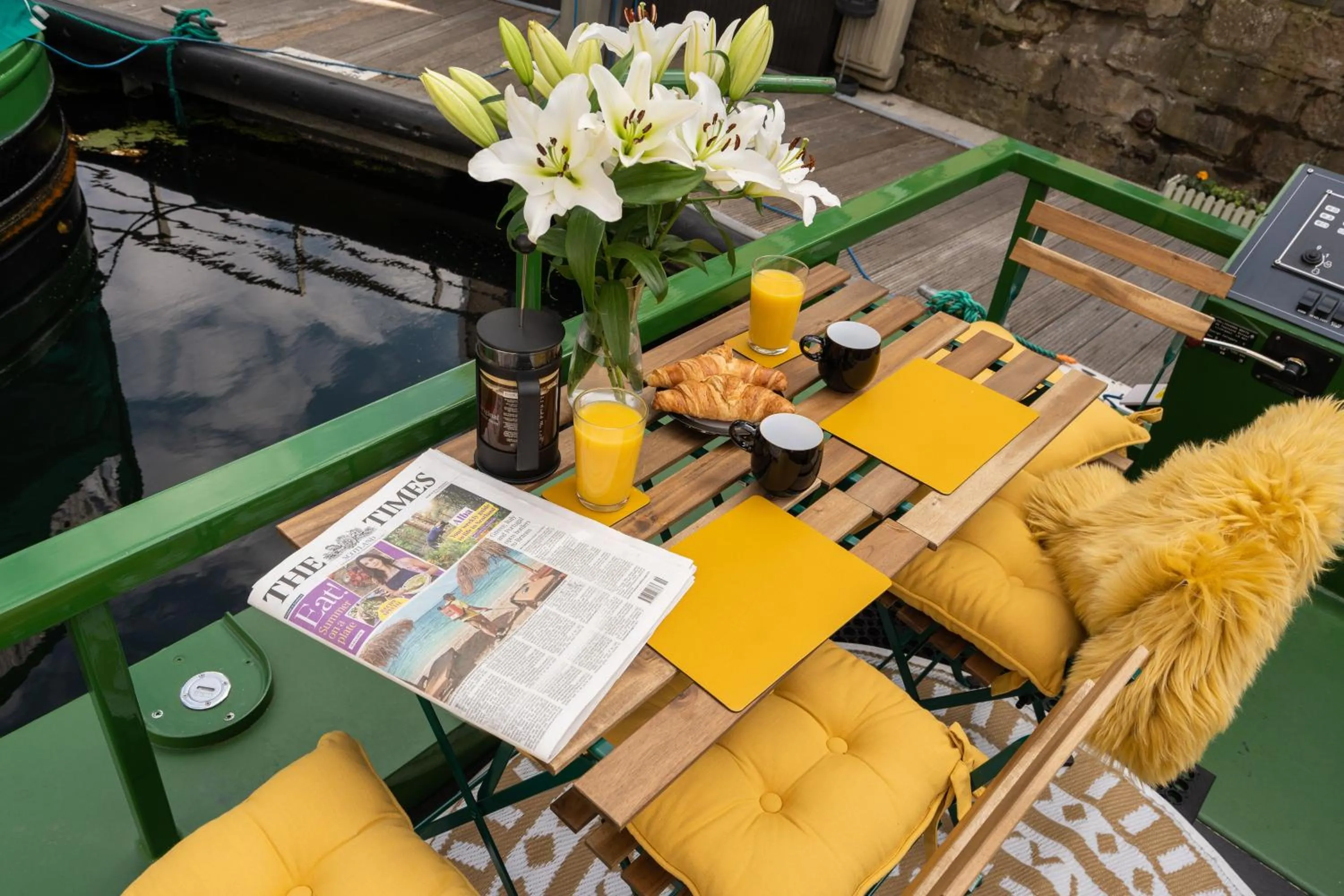 Seating area in Edinburgh - Houseboats