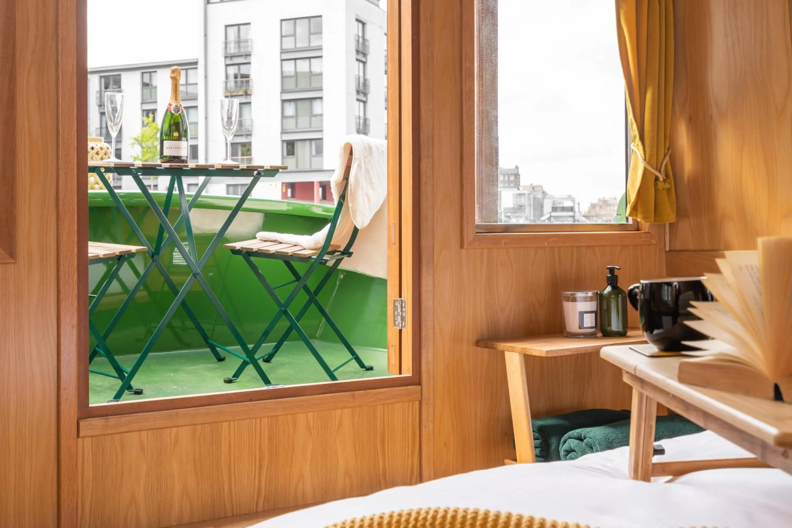 Bedroom in Edinburgh - Houseboats