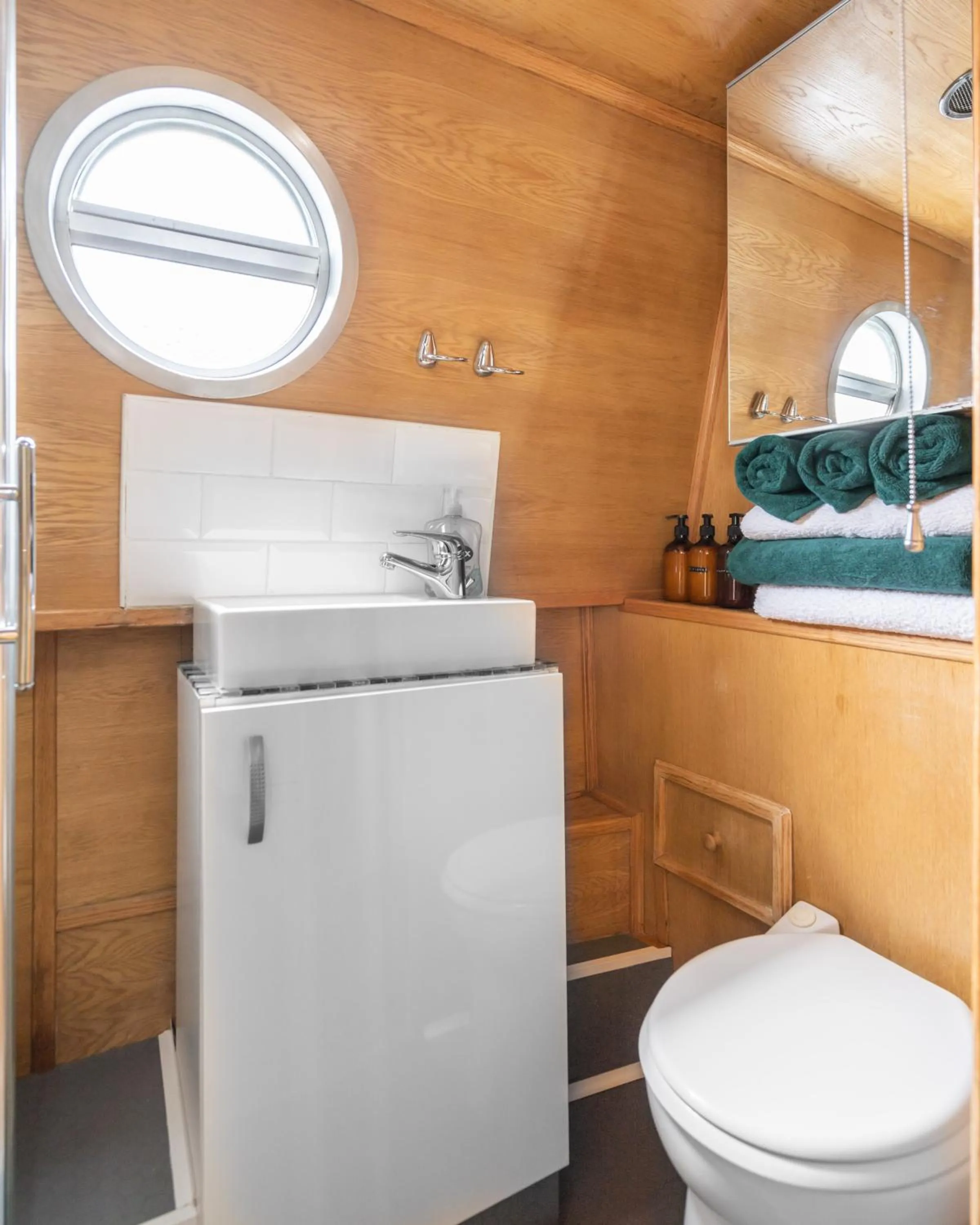 Shower in Edinburgh - Houseboats