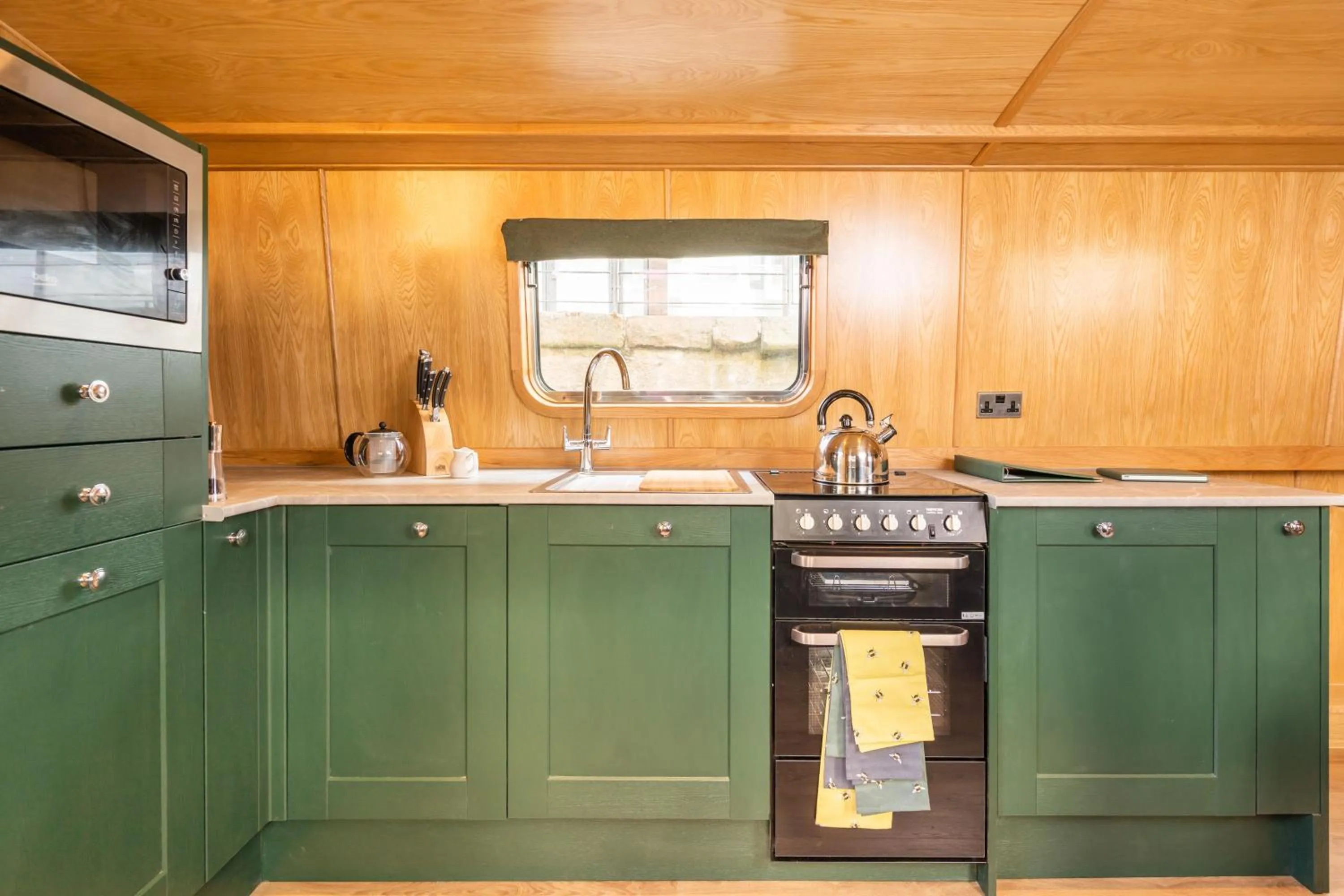 Kitchen or kitchenette in Edinburgh - Houseboats