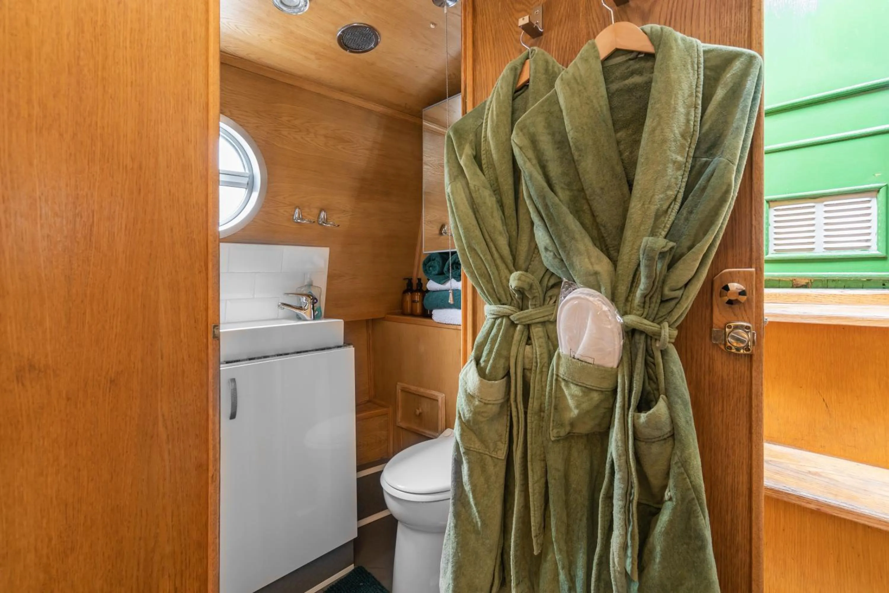 Shower in Edinburgh - Houseboats