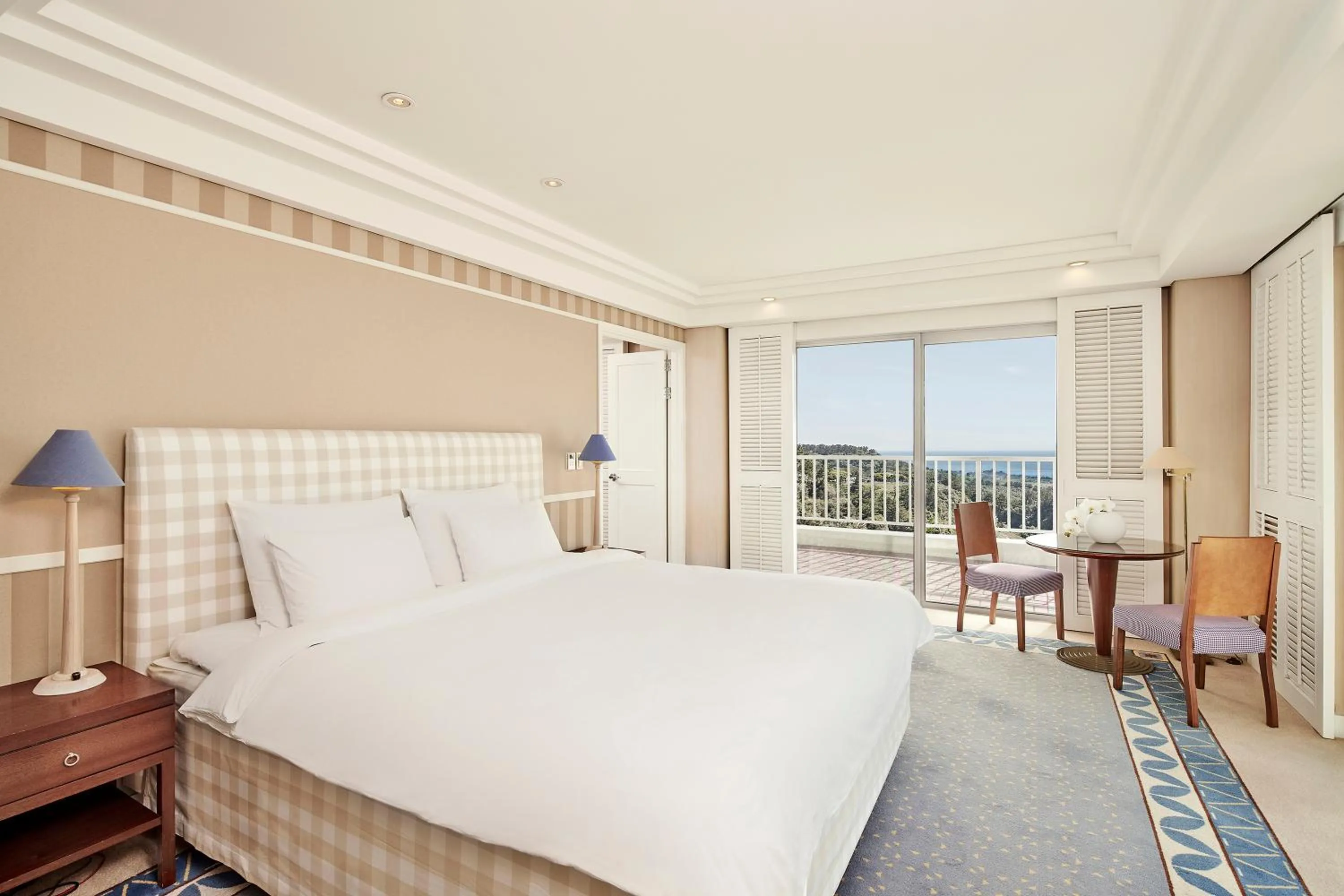 Photo of the whole room, Bed in The Shilla Jeju