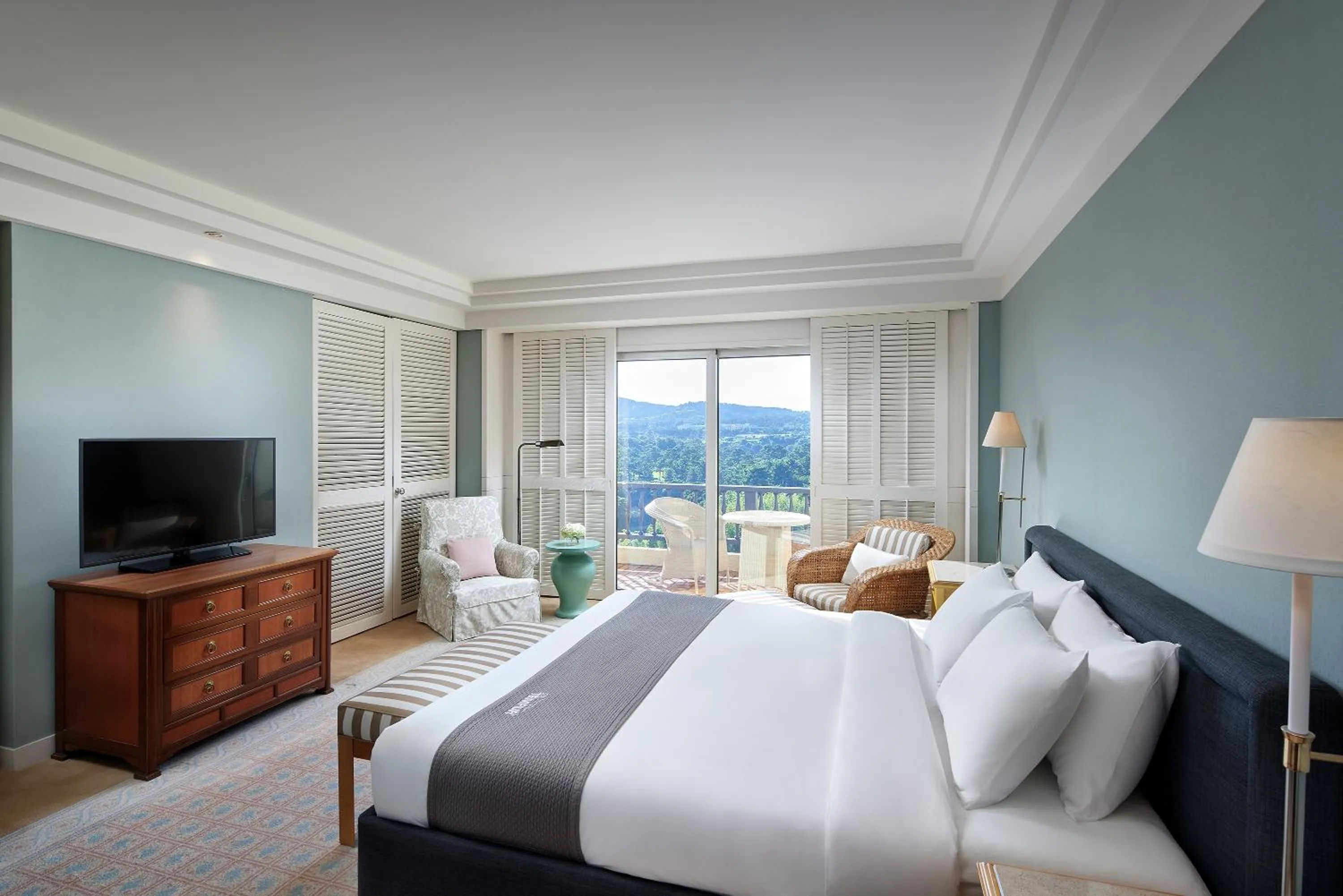 Photo of the whole room, Bed in The Shilla Jeju