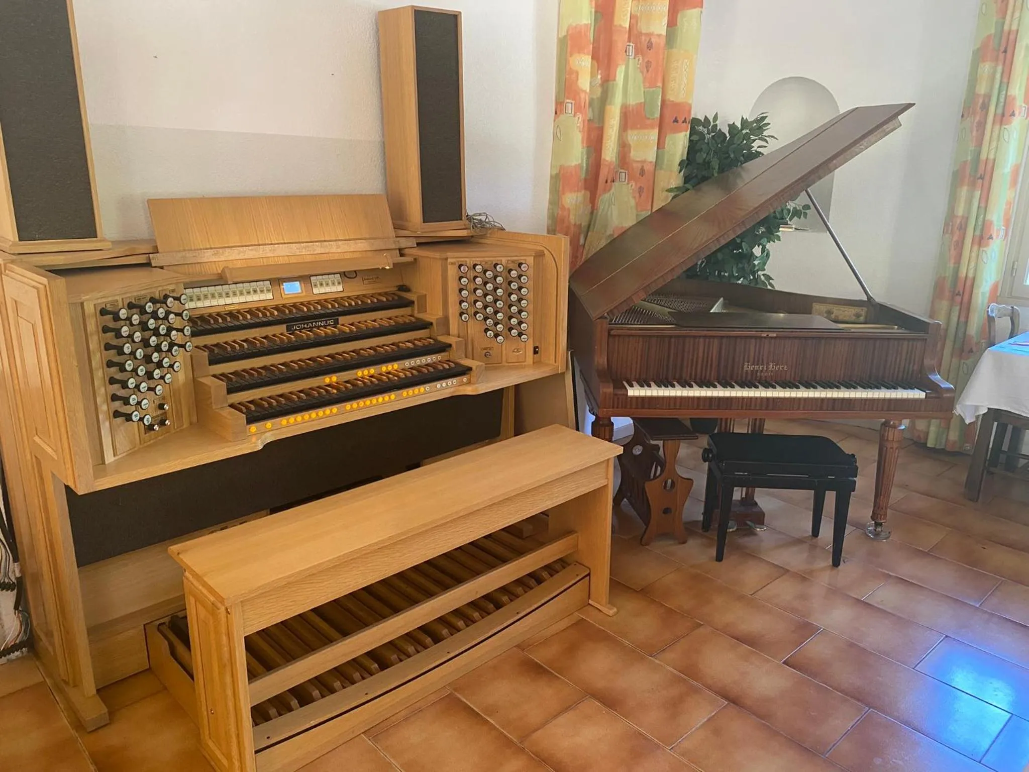 HUMAN HOTEL RESTAURANT Park