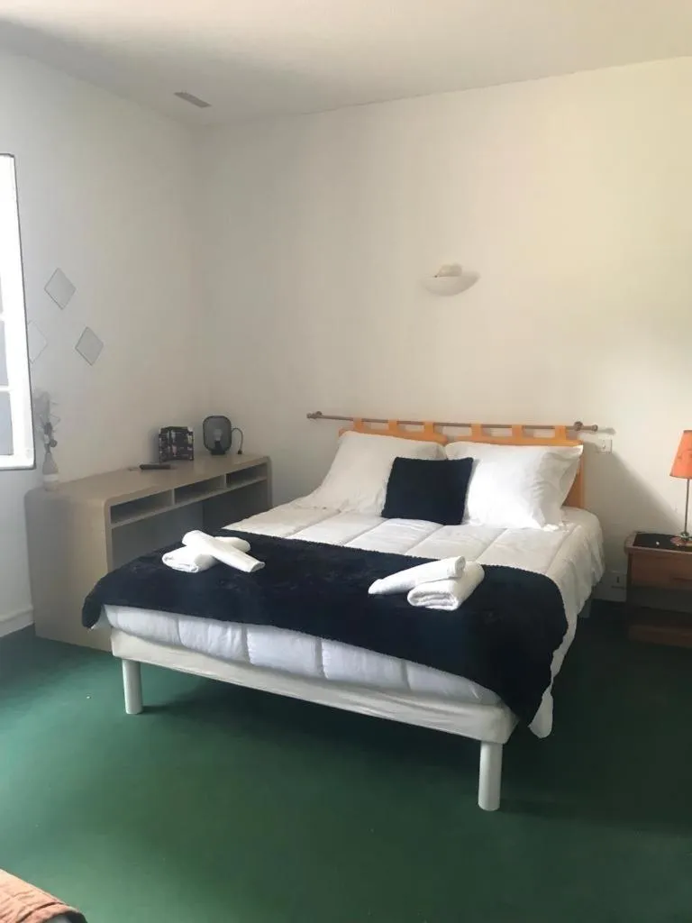 Bed in HUMAN HOTEL RESTAURANT Park