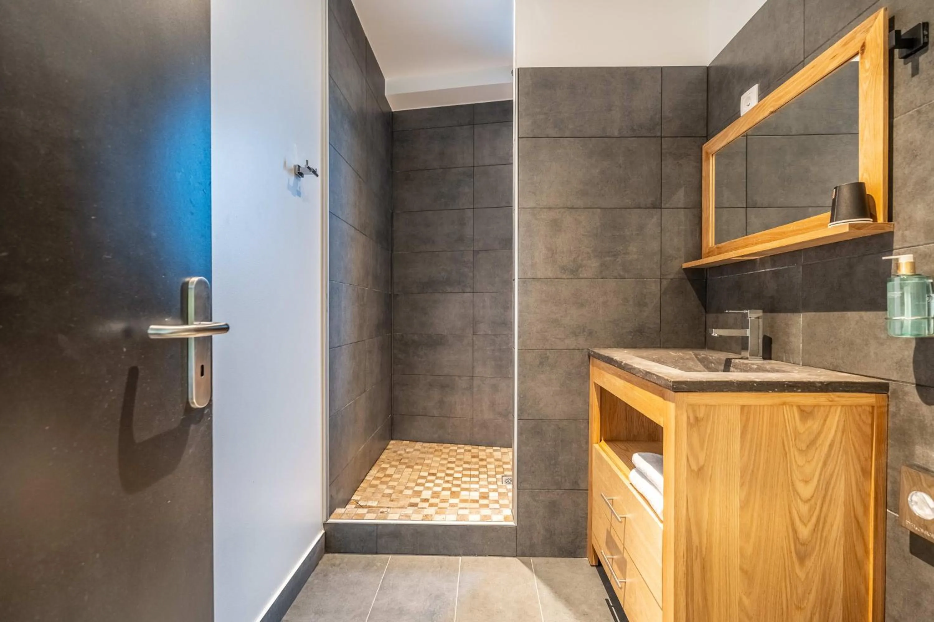 Shower in Hôtel Quai des Pontis