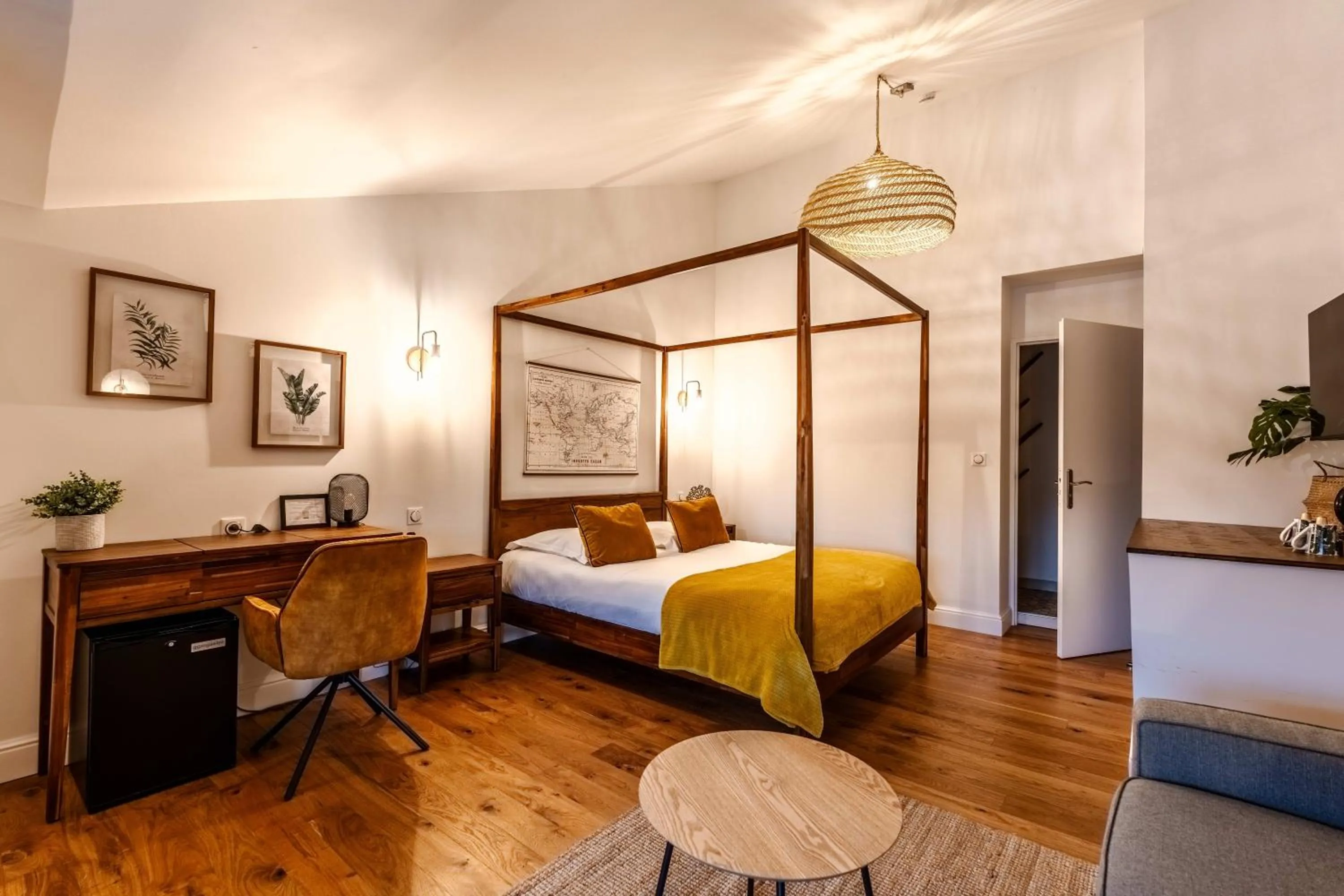 Patio, Bed in Hôtel Quai des Pontis