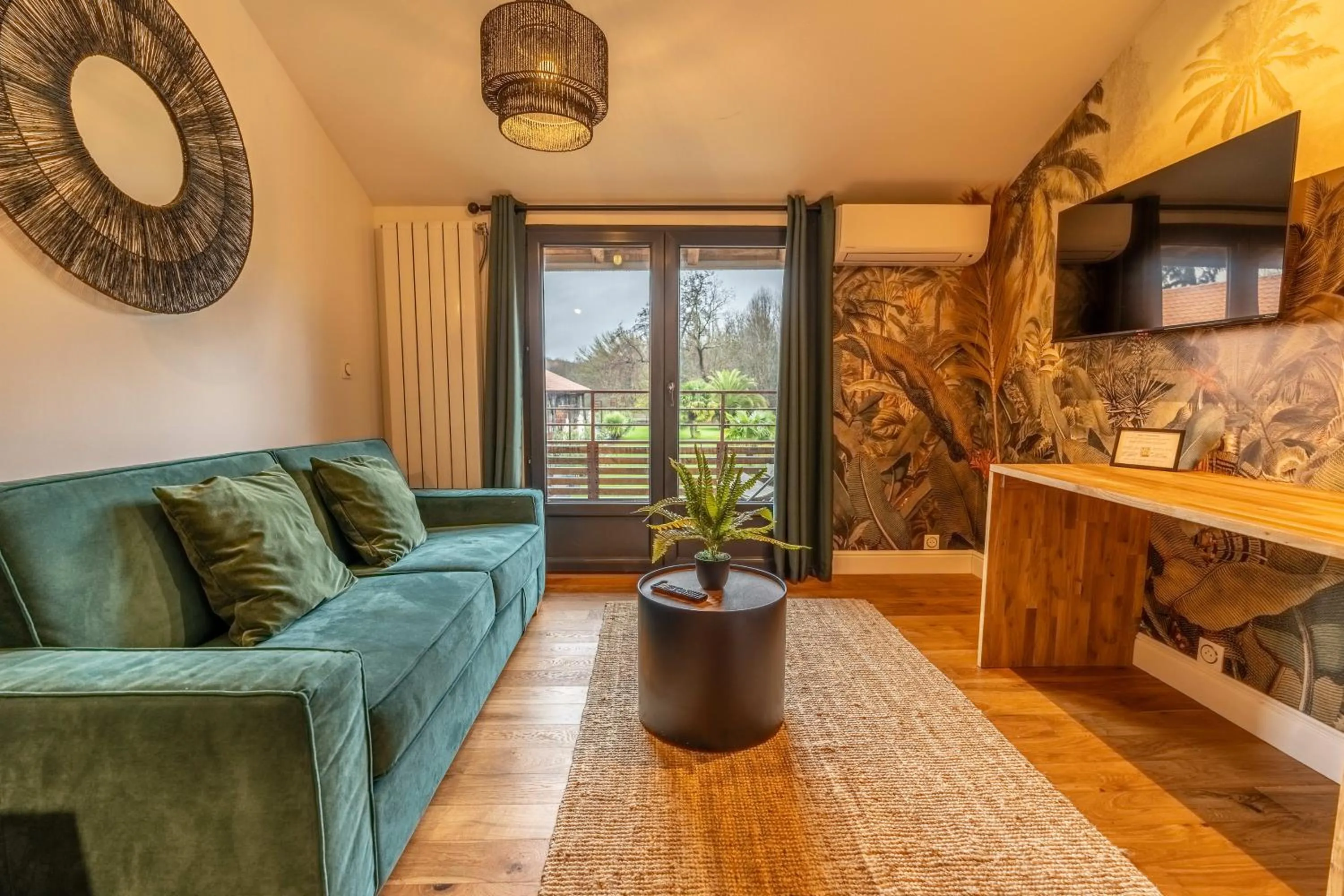 TV and multimedia in Hôtel Quai des Pontis