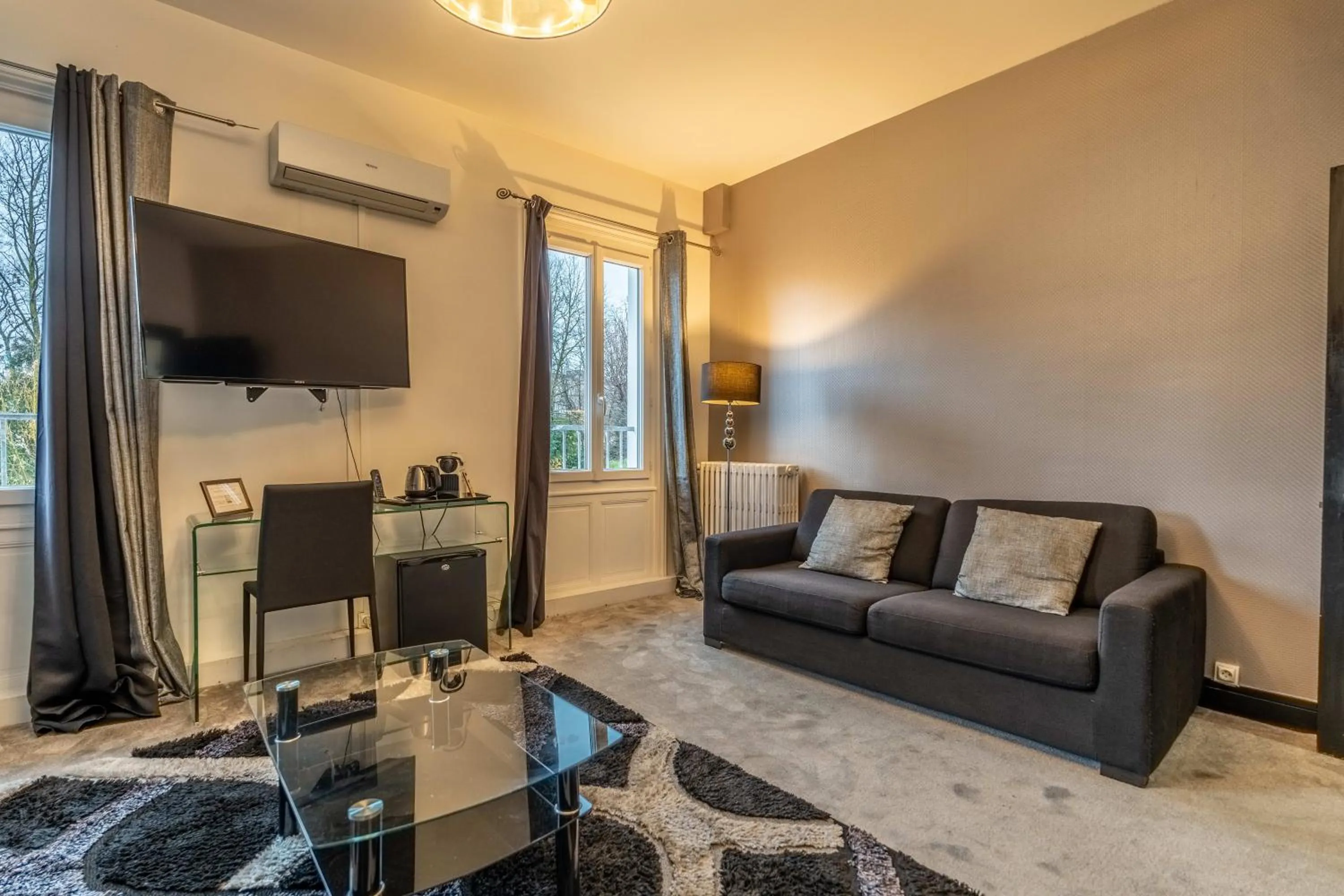 TV and multimedia in Hôtel Quai des Pontis