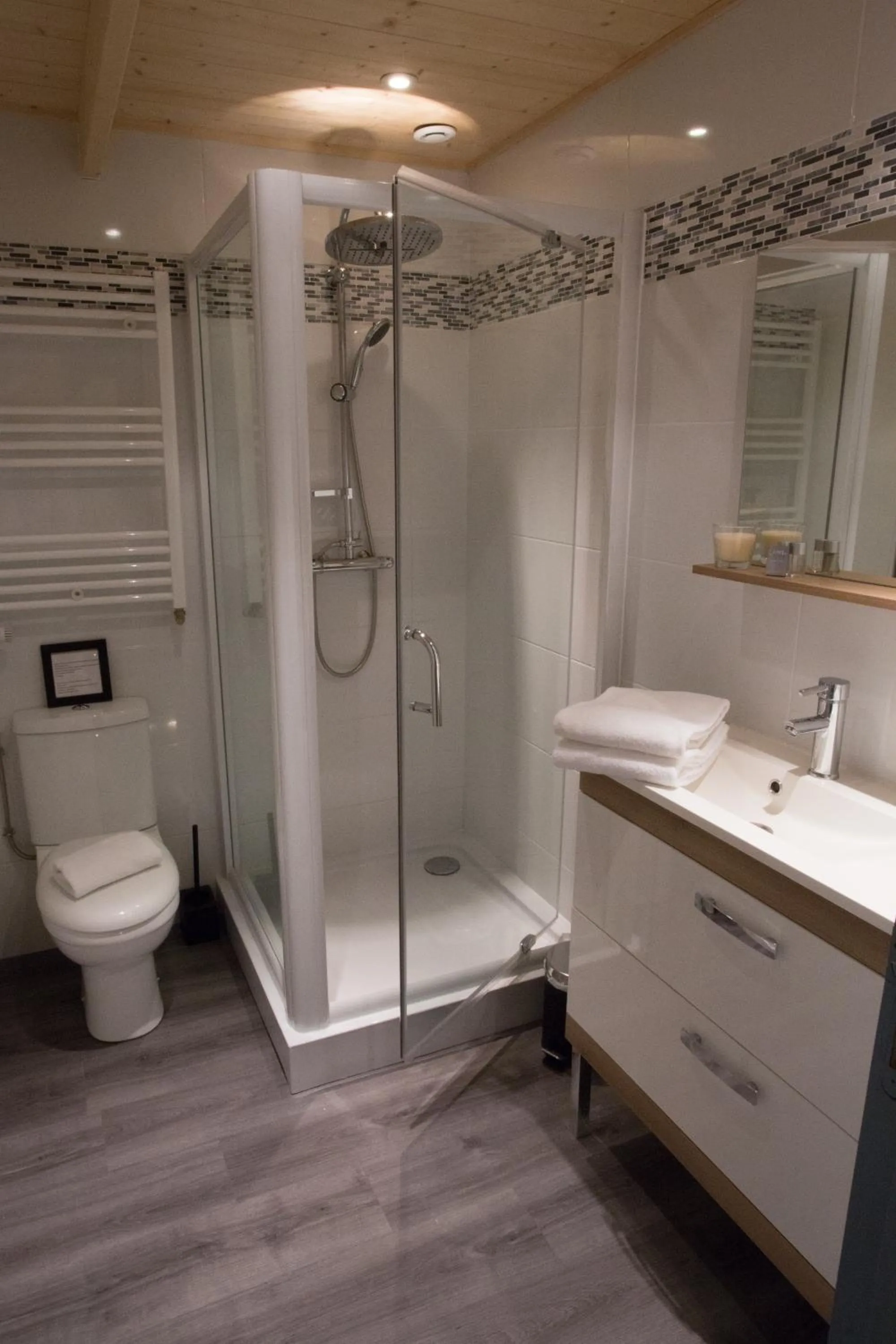 Shower in Hôtel Quai des Pontis